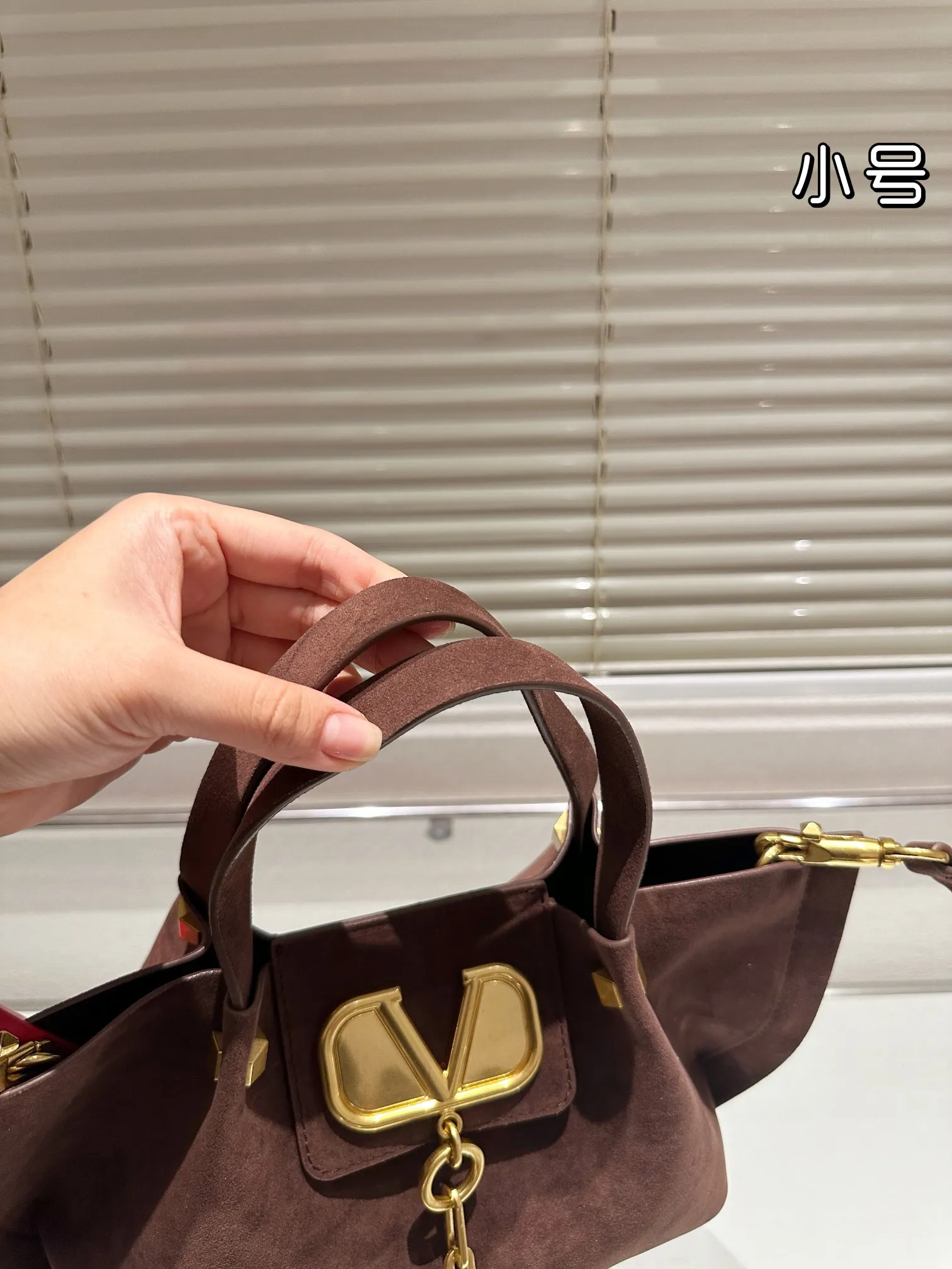 P410 170 Valentino Valentino is a popular model in the counter. Playful and super personality, whoever wears it will look better. Unconcealable foreign style. Exquisite wiring. Color matching is very distinctive. Very versatile and can be matched with daily life. Casual and playful with a little bit of a lady style. It will definitely become a super hot style in the new year, spring and summer. ♥️Size 38 25cm/ 26 19cm