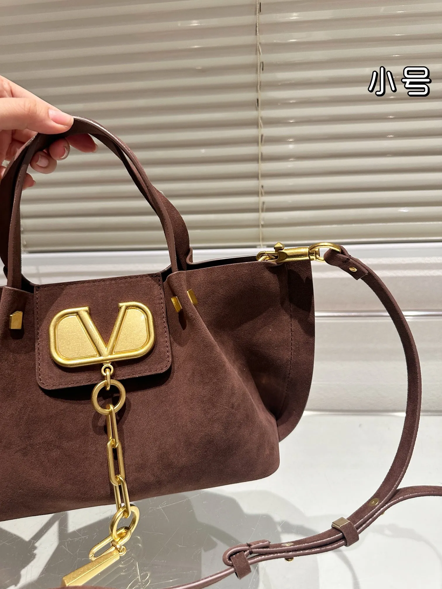 P410 170 Valentino Valentino is a popular model in the counter. Playful and super personality, whoever wears it will look better. Unconcealable foreign style. Exquisite wiring. Color matching is very distinctive. Very versatile and can be matched with daily life. Casual and playful with a little bit of a lady style. It will definitely become a super hot style in the new year, spring and summer. ♥️Size 38 25cm/ 26 19cm