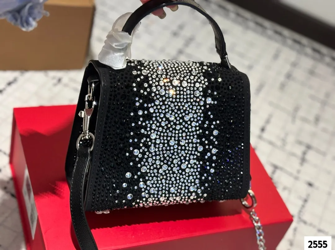 P330 (gift box packaging) valentino vsling full diamond tote bag Valentino is a handbag. If the shoulder strap is connected, it can be used as a shoulder bag or crossbody bag. The V mark on the front of the bag is the unique Valentino logo. It has a sense of luxury and fashion. good#Valentino Size: 19 15