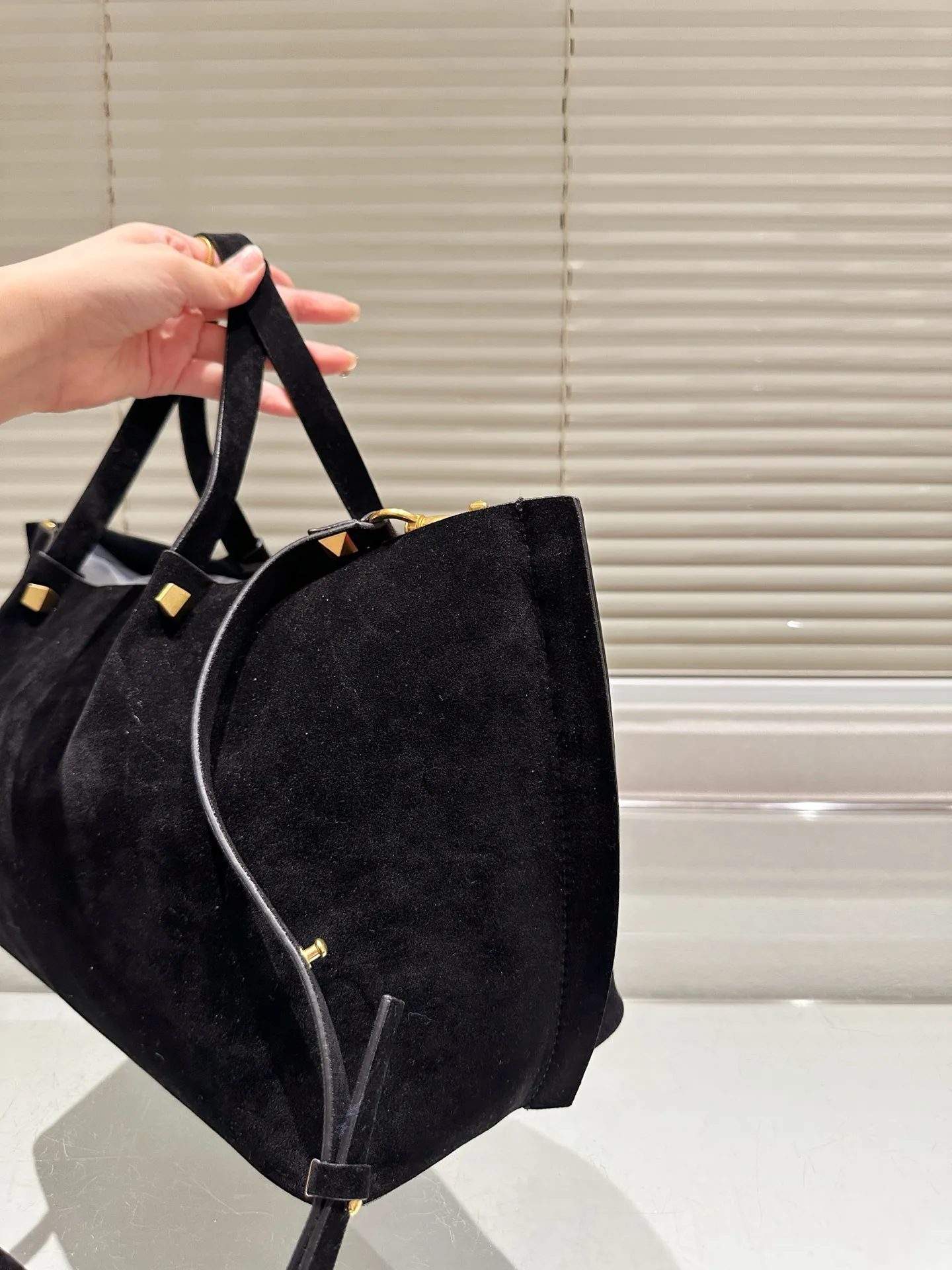 P410⚠️Suede size 37.24 Valentino handbag can be worn cross-body. It has a retro feel. It is high-end yet elegant. It has a great sense of atmosphere. It can be worn for commuting, leisure and dating.