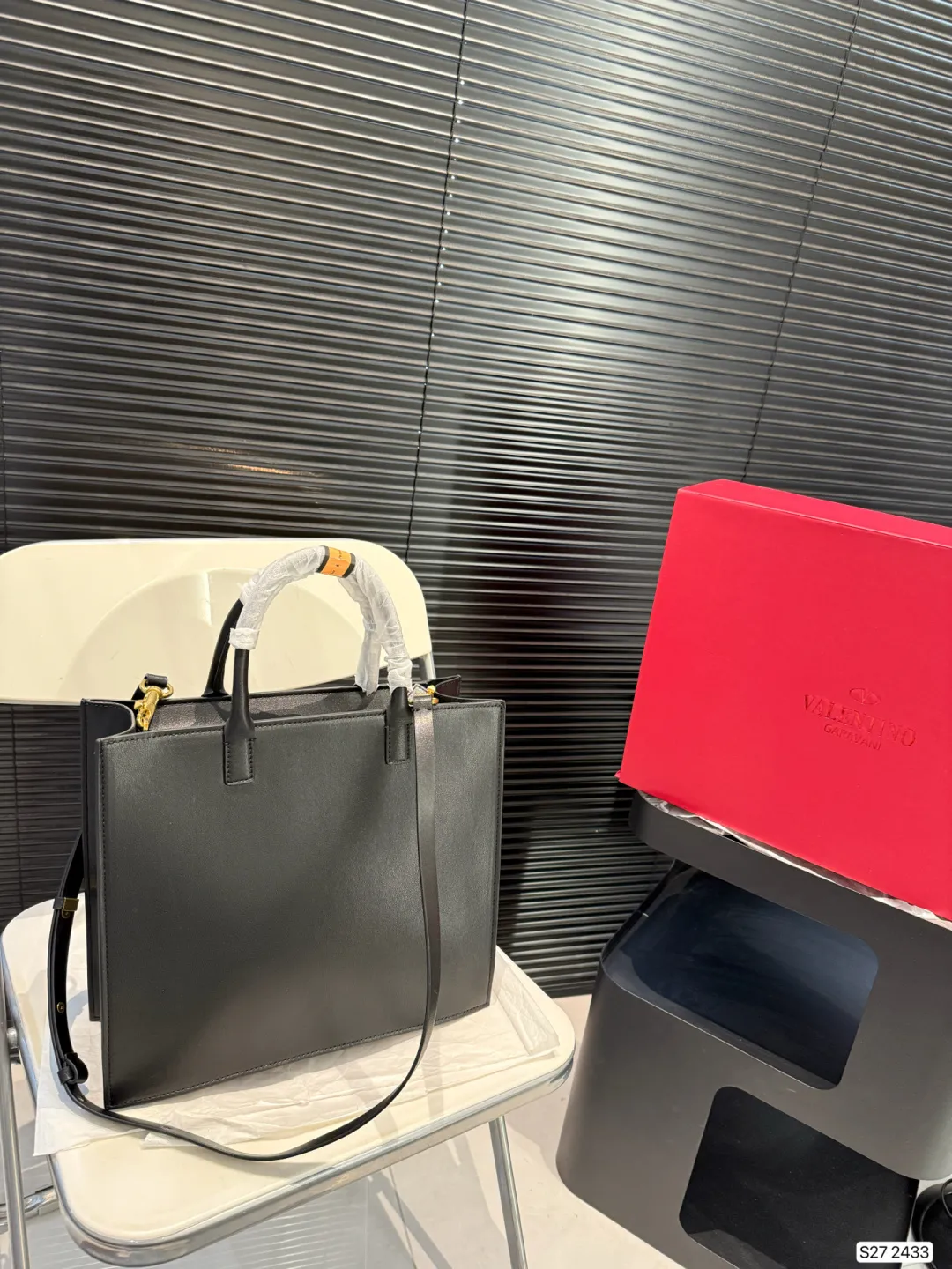 P370 comes with a folding box. Valentino tote bag. The texture is very high-end. The capacity is super large and very durable. Carrying it on the street every day has a 100% chance of returning. It has this casual and lazy feeling. Size: 31 27 Item No. 2433