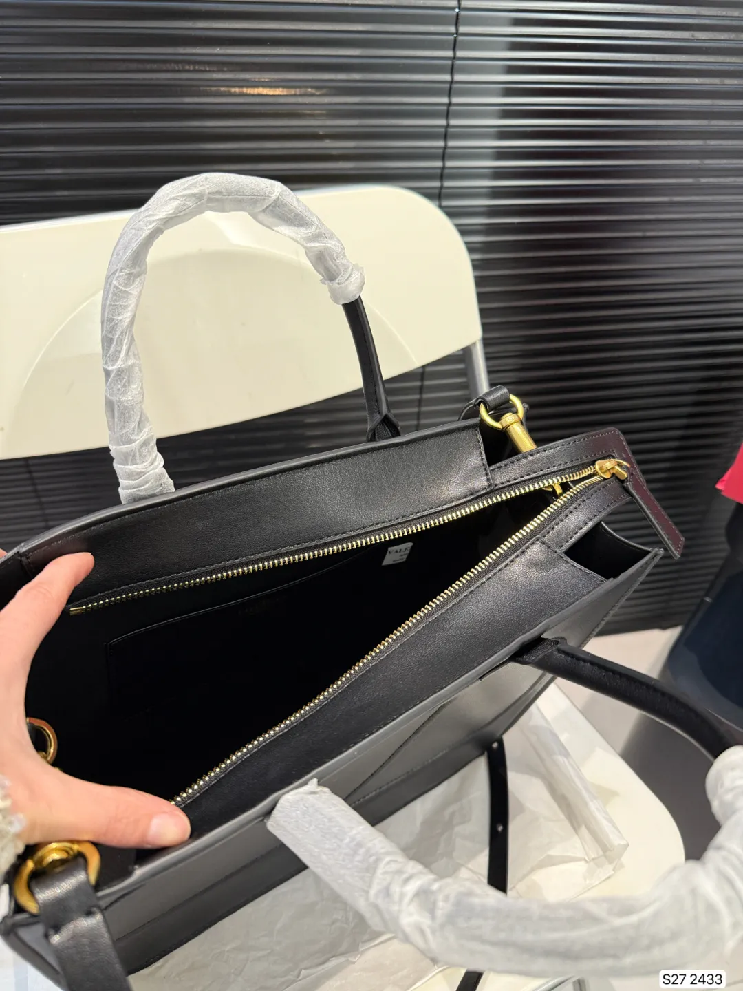 P370 comes with a folding box. Valentino tote bag. The texture is very high-end. The capacity is super large and very durable. Carrying it on the street every day has a 100% chance of returning. It has this casual and lazy feeling. Size: 31 27 Item No. 2433