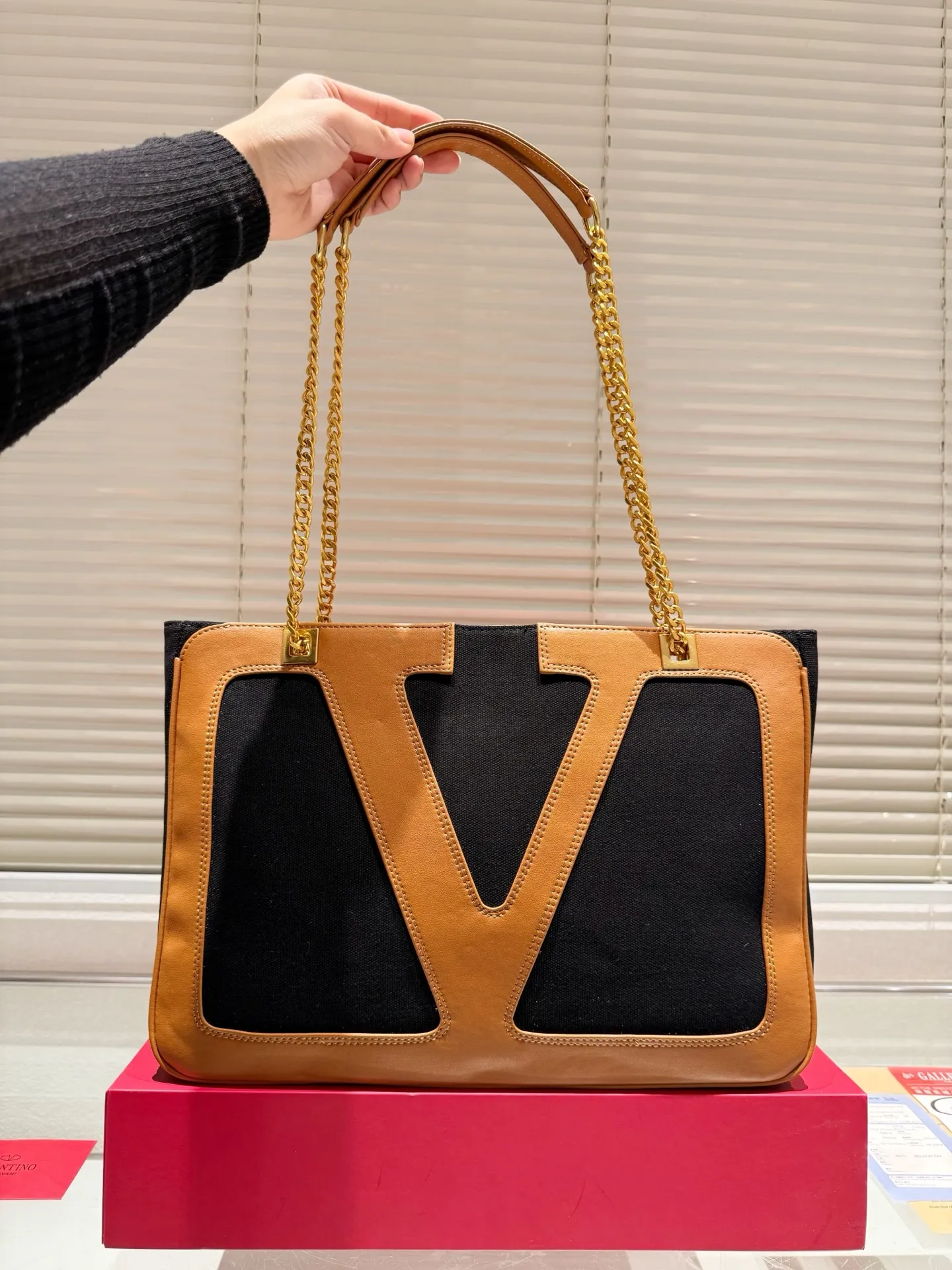 P380 Valentino VALENTINO Women's Tote Bag Valentino Letter Bag Letter bag from Valentino. The new season has just arrived. Size 37.26