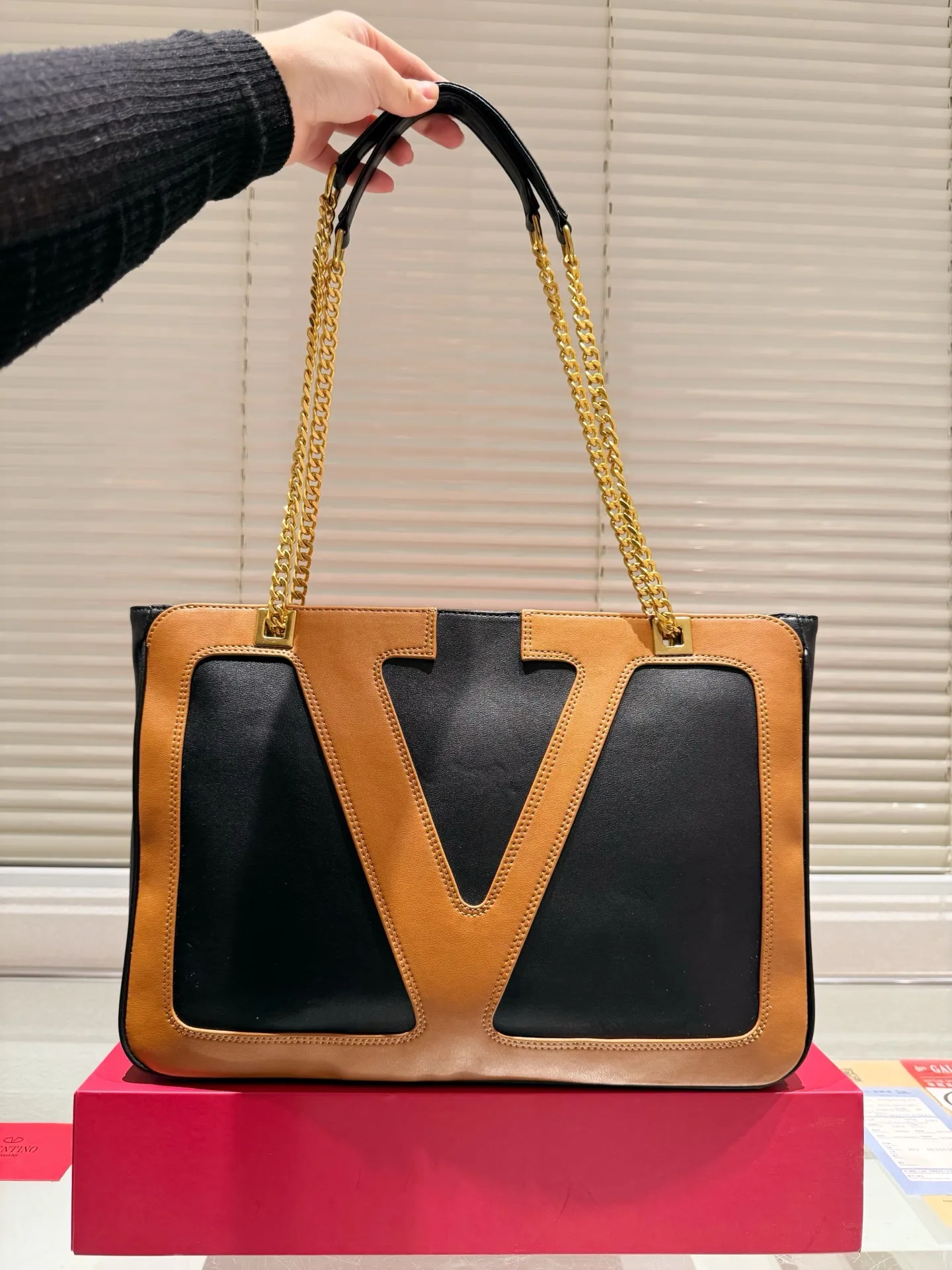 P380 Valentino VALENTINO Women's Tote Bag Valentino Letter Bag Letter bag from Valentino. The new season has just arrived. Size 37.26