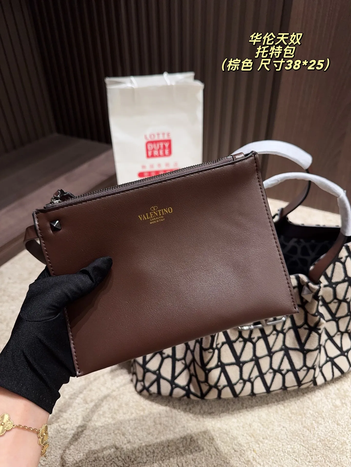 Large p380⚠️Size 38.25 Small P370⚠️Size 25.19 Valentino Tote bag has unlimited charm and unleashes your fashion attitude. It has a unique appearance and many cute colors to choose from. It is a fashion item not to be missed. Different from the softness of canvas bags, it creates a free and easy feeling when carried on the body. It is super textured and is loved by fashionistas.