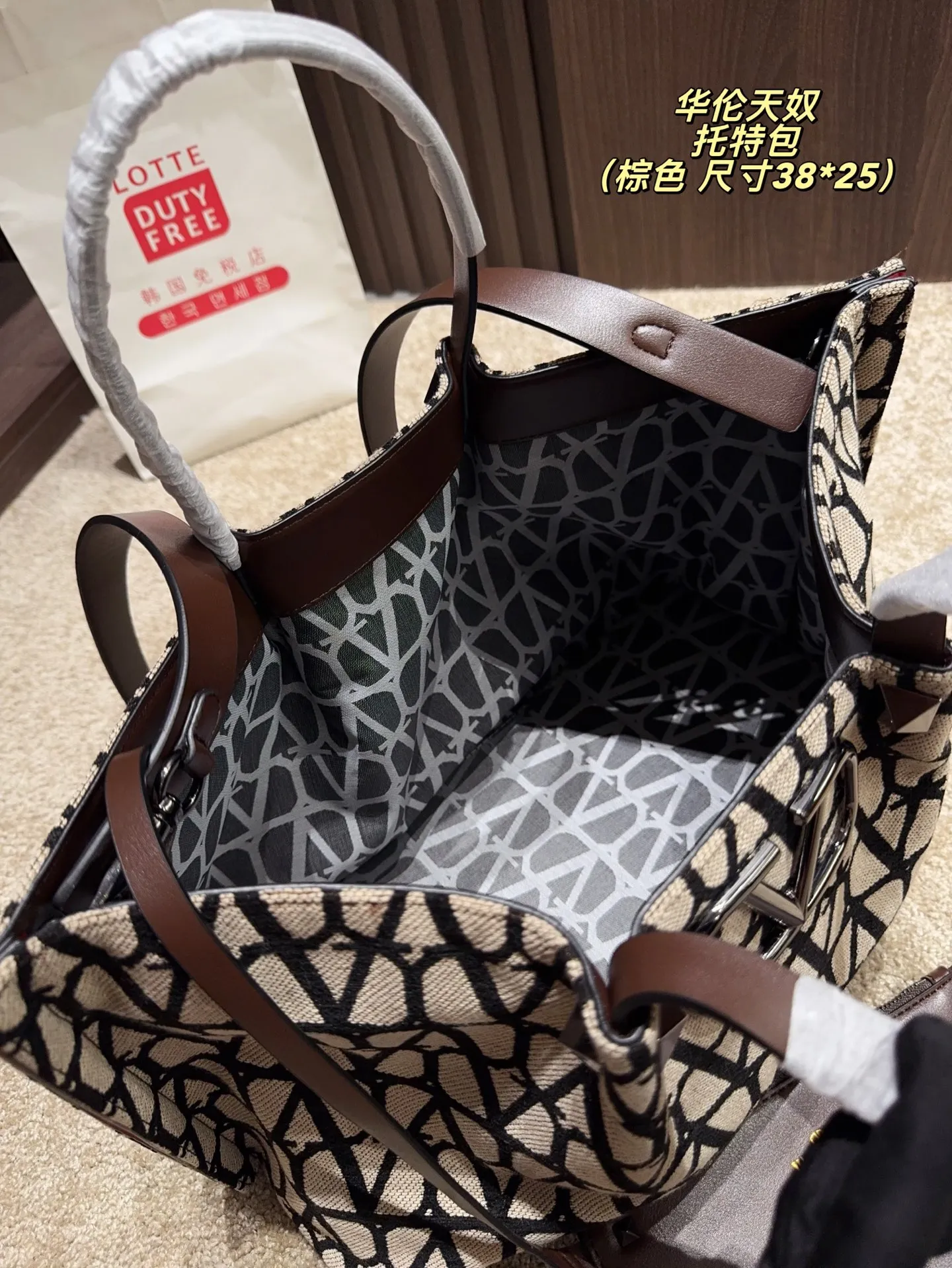 Large p380⚠️Size 38.25 Small P370⚠️Size 25.19 Valentino Tote bag has unlimited charm and unleashes your fashion attitude. It has a unique appearance and many cute colors to choose from. It is a fashion item not to be missed. Different from the softness of canvas bags, it creates a free and easy feeling when carried on the body. It is super textured and is loved by fashionistas.