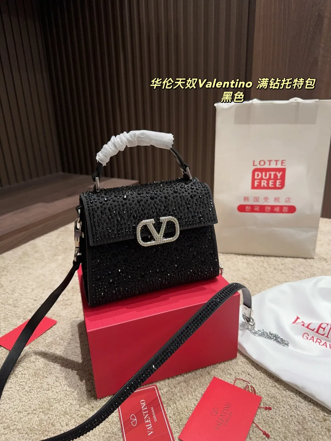p390 with folding box ⚠️Size 18.15 Valentino Diamond Tote Bag A handbag, if you connect the shoulder strap, it can be used as a shoulder bag or crossbody bag. The V mark on the front of the bag is the unique Valentino logo. It feels high-end and fashionable. good