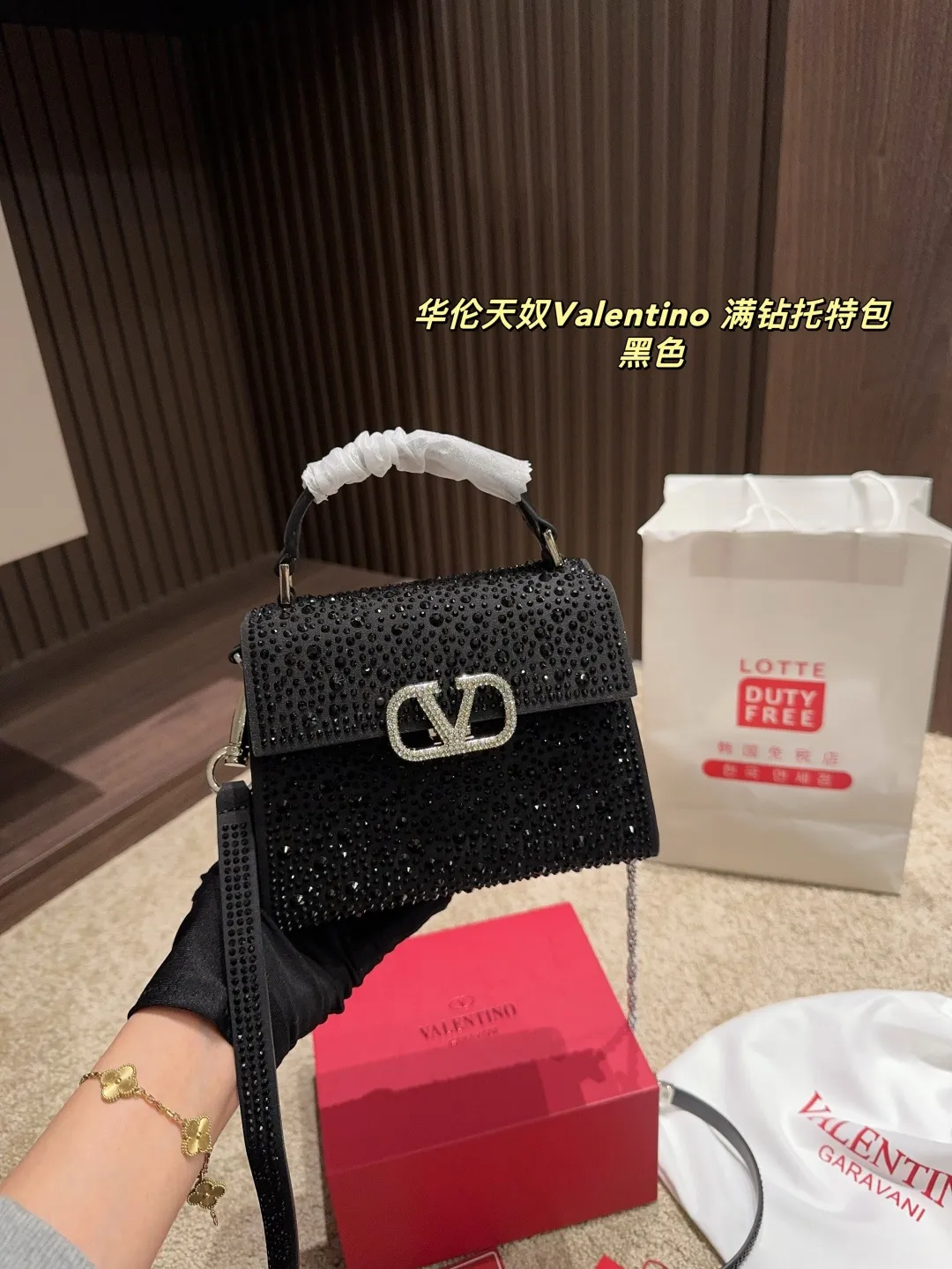 p390 with folding box ⚠️Size 18.15 Valentino Diamond Tote Bag A handbag, if you connect the shoulder strap, it can be used as a shoulder bag or crossbody bag. The V mark on the front of the bag is the unique Valentino logo. It feels high-end and fashionable. good