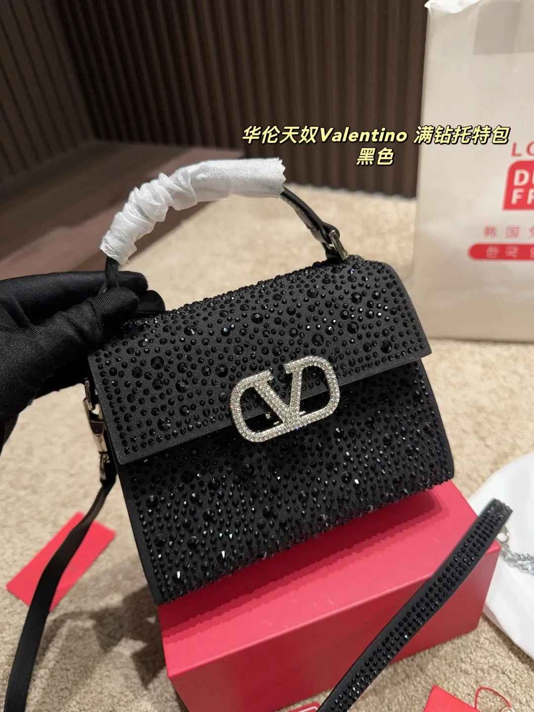 p390 with folding box ⚠️Size 18.15 Valentino Diamond Tote Bag A handbag, if you connect the shoulder strap, it can be used as a shoulder bag or crossbody bag. The V mark on the front of the bag is the unique Valentino logo. It feels high-end and fashionable. good