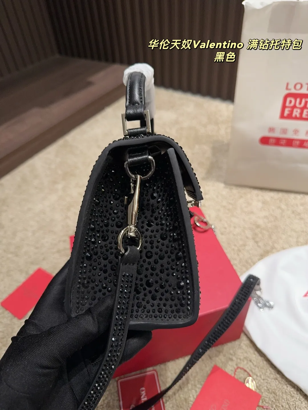 p390 with folding box ⚠️Size 18.15 Valentino Diamond Tote Bag A handbag, if you connect the shoulder strap, it can be used as a shoulder bag or crossbody bag. The V mark on the front of the bag is the unique Valentino logo. It feels high-end and fashionable. good
