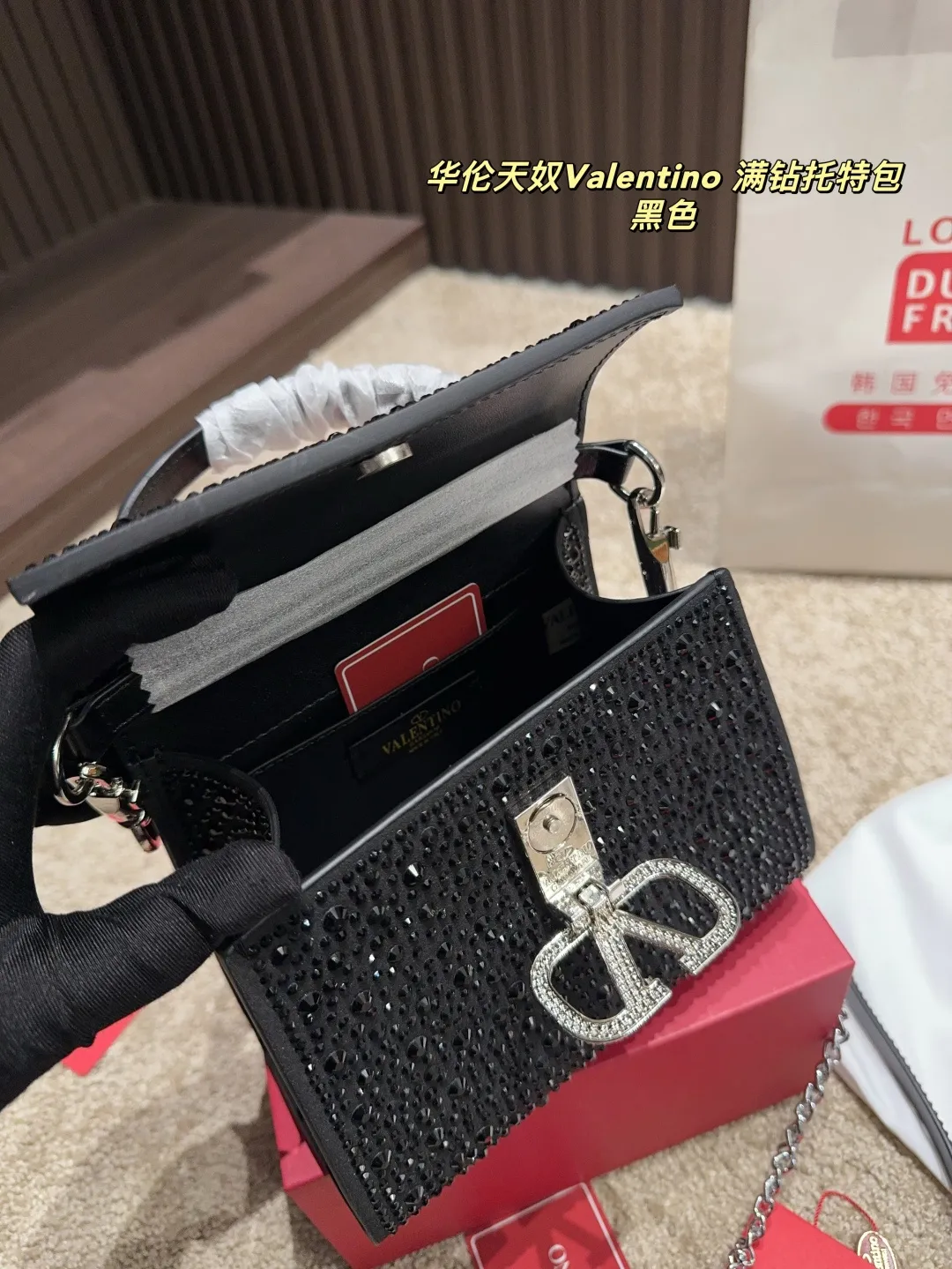 p390 with folding box ⚠️Size 18.15 Valentino Diamond Tote Bag A handbag, if you connect the shoulder strap, it can be used as a shoulder bag or crossbody bag. The V mark on the front of the bag is the unique Valentino logo. It feels high-end and fashionable. good