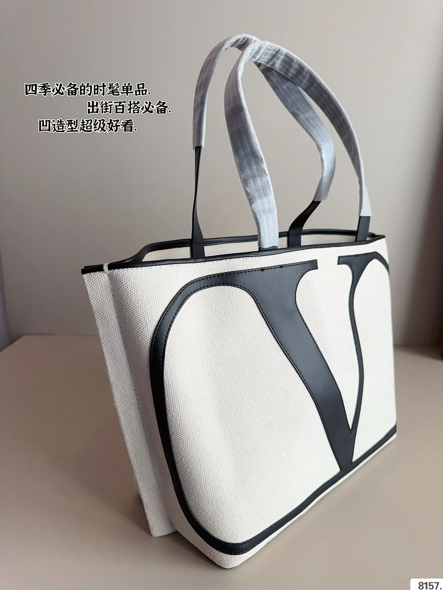 P310 Valentino/VALENTINO🌟 Hot item of the season, high-quality canvas shopping bag🤞High-quality fabric, original hardware, super brand ❣️With gorgeous and noble appearance, it has become the hottest product at the moment💋A must-have for everyone, popular among celebrities, and a masterpiece of exquisite craftsmanship. Size: 42*11*31cm
