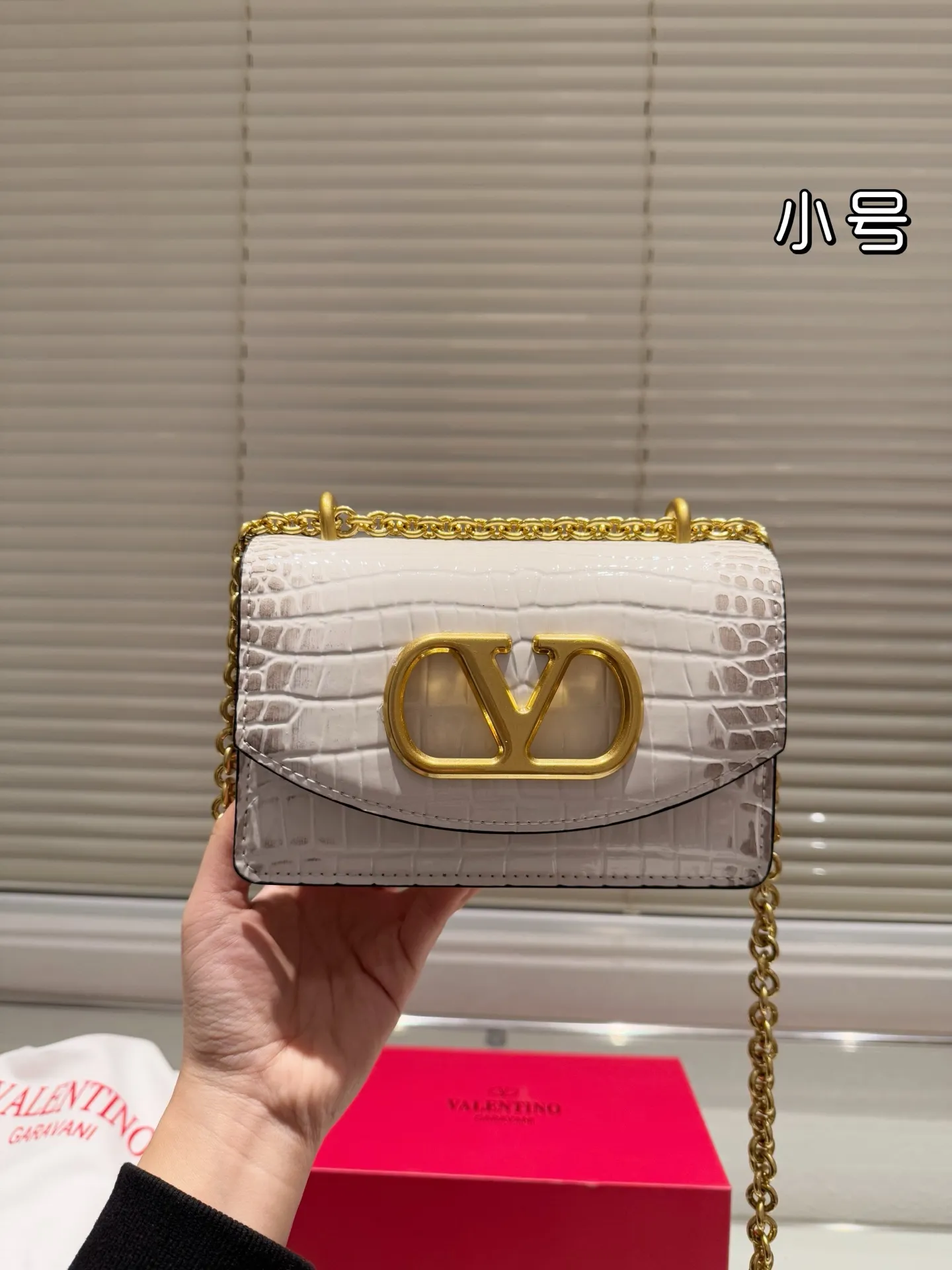 Small P330 folding box ⚠️Size 19.12 Valentino chain bag. It has a high-end feel. This look is very versatile. No matter how you carry it, there is no pressure. Which girl can refuse such a beautiful bag?