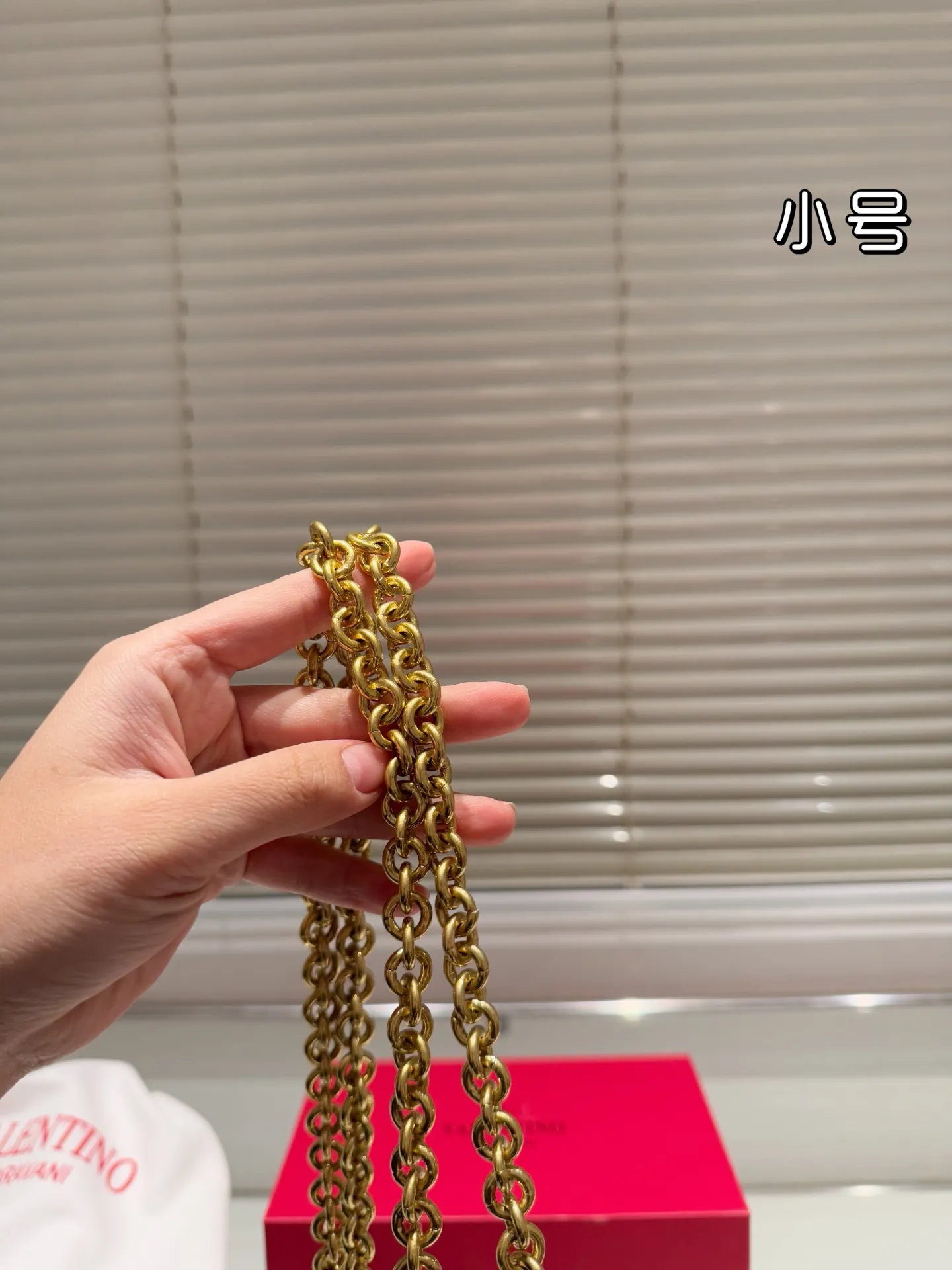 Small P330 folding box ⚠️Size 19.12 Valentino chain bag. It has a high-end feel. This look is very versatile. No matter how you carry it, there is no pressure. Which girl can refuse such a beautiful bag?
