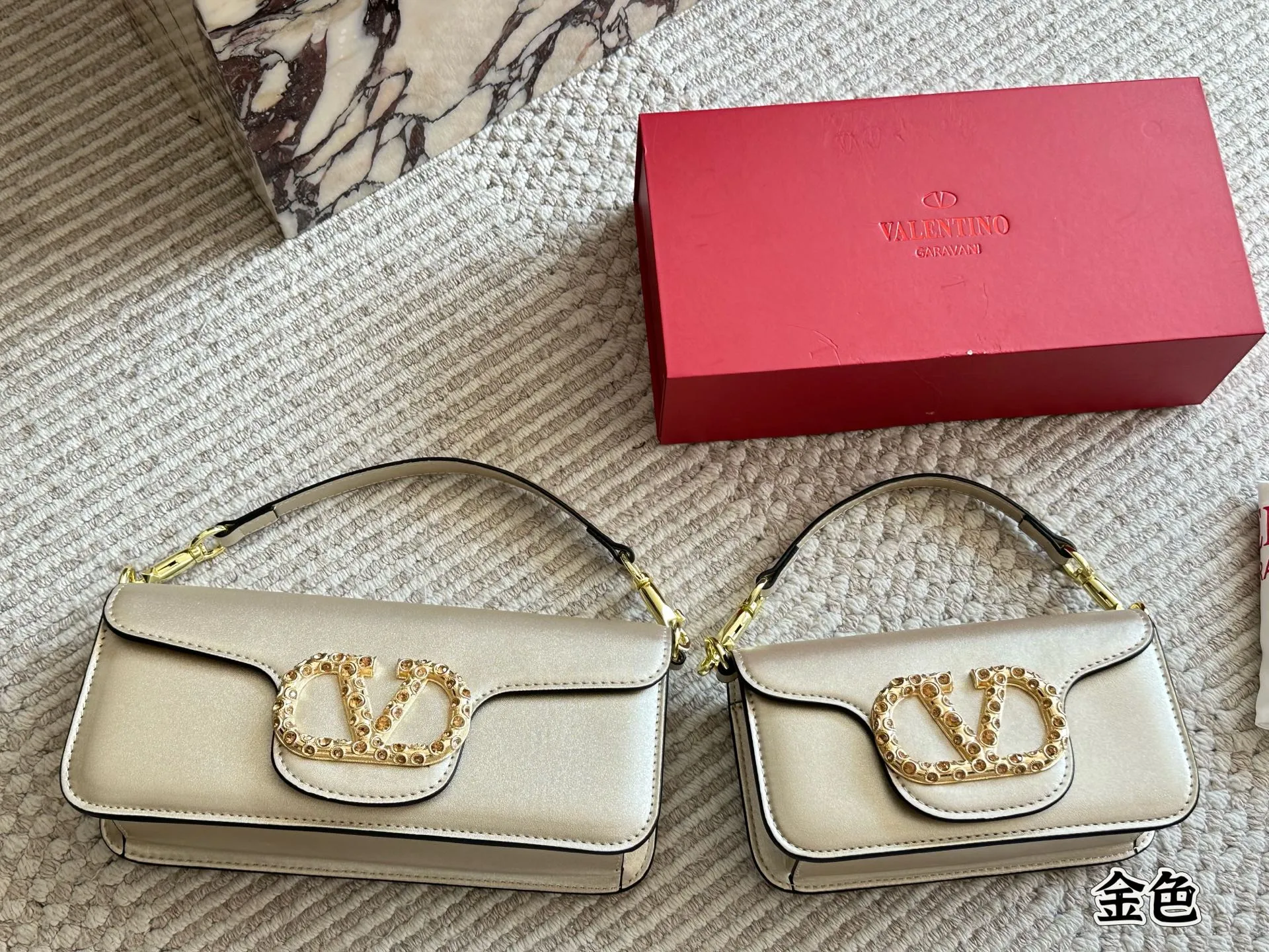 💰 320, p310 box size: 20 9cm 26 17cm Valentino new product! Who can resist this style? It’s totally okay to wear in spring, summer, autumn and winter~