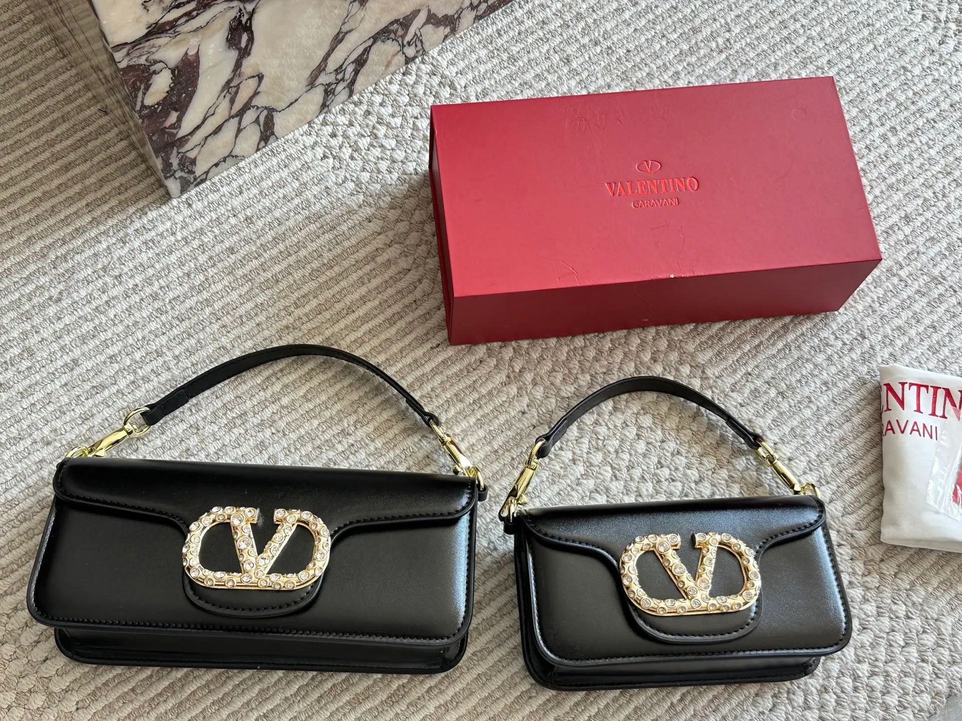 💰 320, p310 box size: 20 9cm 26 17cm Valentino new product! Who can resist this style? It’s totally okay to wear in spring, summer, autumn and winter~