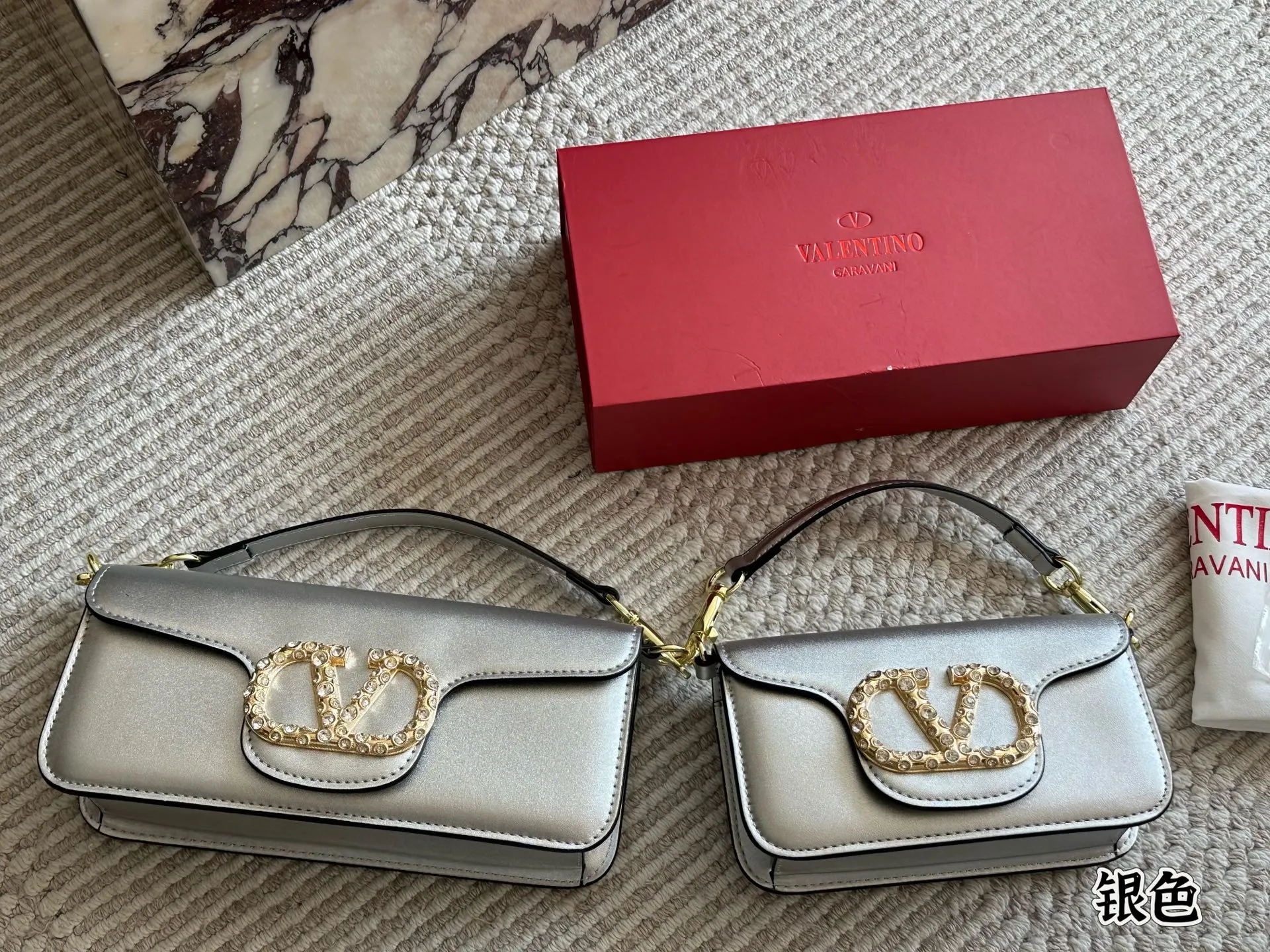 💰 320, p310 box size: 20 9cm 26 17cm Valentino new product! Who can resist this style? It’s totally okay to wear in spring, summer, autumn and winter~