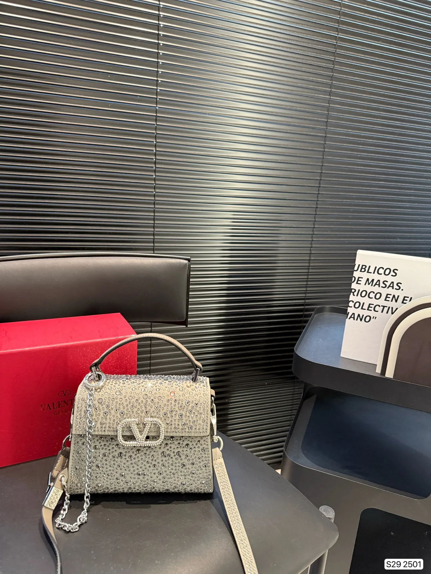 P390 with folding box valentino vsling full diamond tote bag Valentino is a handbag. If you connect the shoulder strap, it can be used as a shoulder bag or crossbody bag. The V mark on the front of the bag is the unique Valentino logo. It has a sense of luxury and fashion. good #Valentino Size: 19 14 Item No. 2501