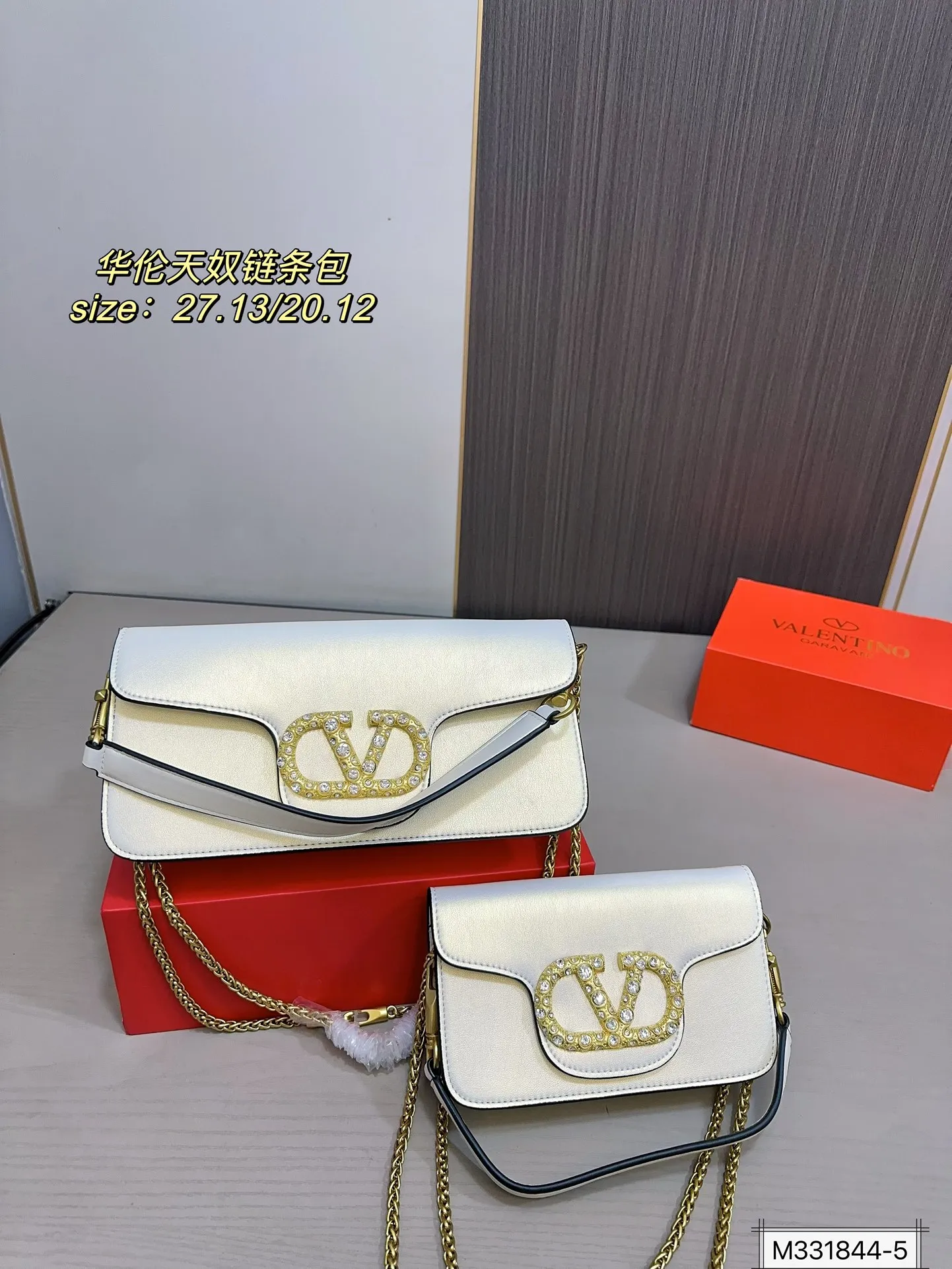 Large size 💰320 Small size 💰310 with folding box Valentino Loco chain bag shoulder bag The upper body effect is amazing, high-end but not rigid. The beauty is all in it, the mysterious and sexy little one must choose when attending banquets and evening parties. Size: large size 27 13 small size 20 12