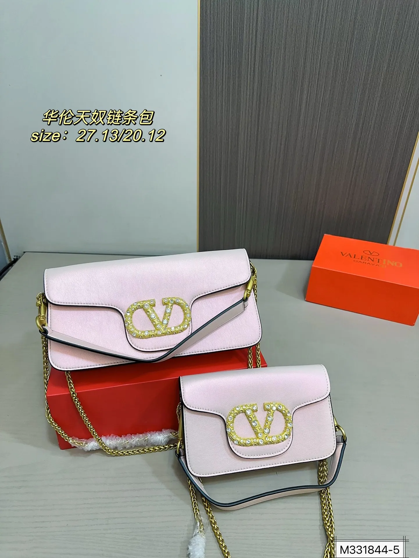 Large size 💰320 Small size 💰310 with folding box Valentino Loco chain bag shoulder bag The upper body effect is amazing, high-end but not rigid. The beauty is all in it, the mysterious and sexy little one must choose when attending banquets and evening parties. Size: large size 27 13 small size 20 12