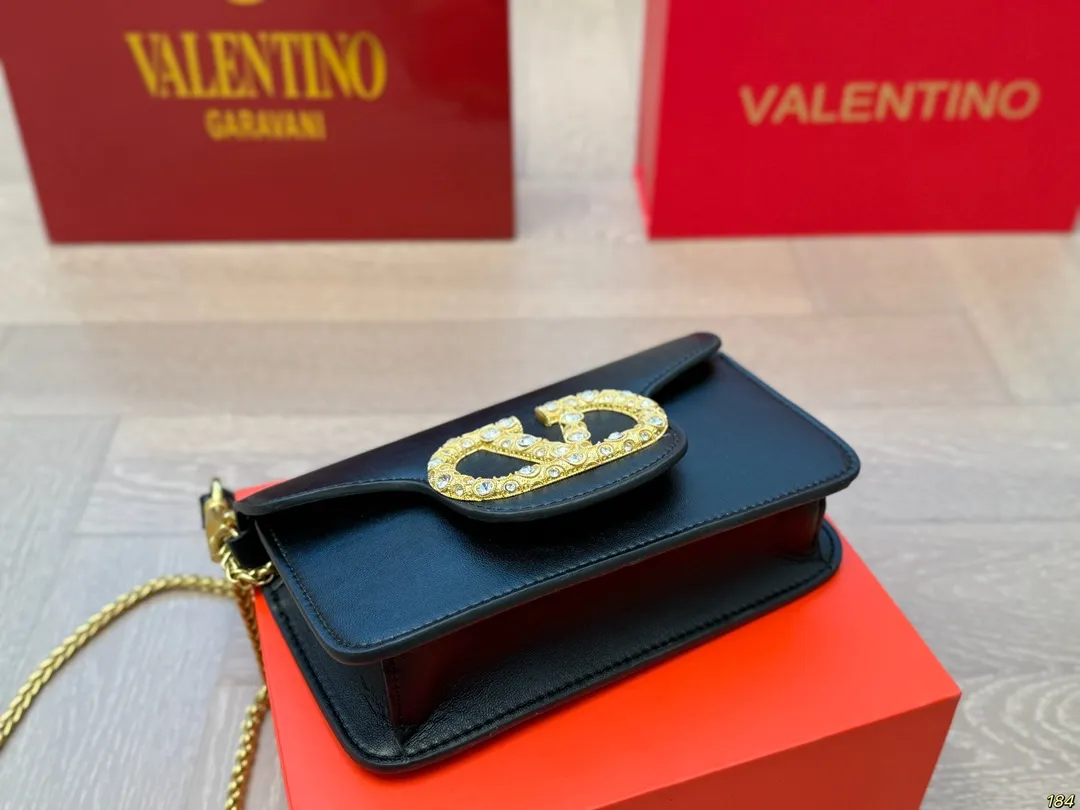 Small size ¥300 folding box. Valentino Loco shoulder bag. The sense of luxury is overflowing. This look is very versatile. No matter how you carry it, there is no pressure. Which girl can refuse such a beautiful bag? Size: Small 20 12