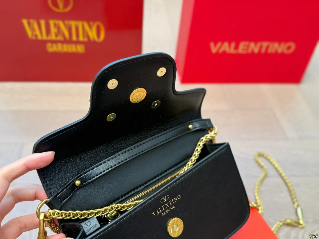 Small size ¥300 folding box. Valentino Loco shoulder bag. The sense of luxury is overflowing. This look is very versatile. No matter how you carry it, there is no pressure. Which girl can refuse such a beautiful bag? Size: Small 20 12