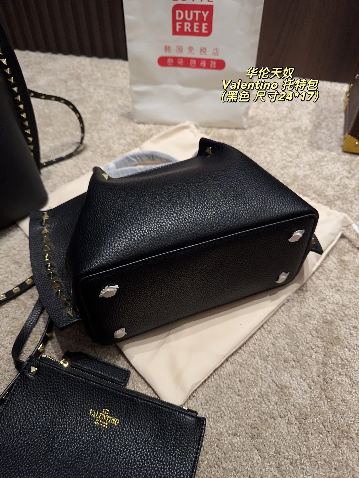 Large p420⚠️size 36*23 small p400⚠️size 24*17 Valentino Tote bag handle, shoulder strap, can be carried by hand or shoulder! Full of high-end fashion, it is the first choice for this summer