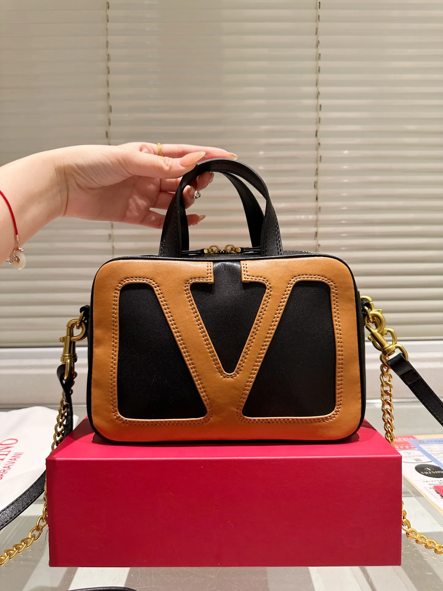 P380 Folding Box ⚠️Size 24.16 Valentino crossbody bag. The sense of luxury is overflowing. This look is very versatile. No matter how you carry it, there is no pressure. Which girl can refuse such a beautiful bag?