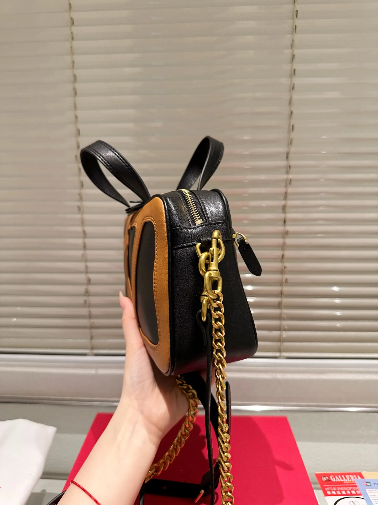 P380 Folding Box ⚠️Size 24.16 Valentino crossbody bag. The sense of luxury is overflowing. This look is very versatile. No matter how you carry it, there is no pressure. Which girl can refuse such a beautiful bag?