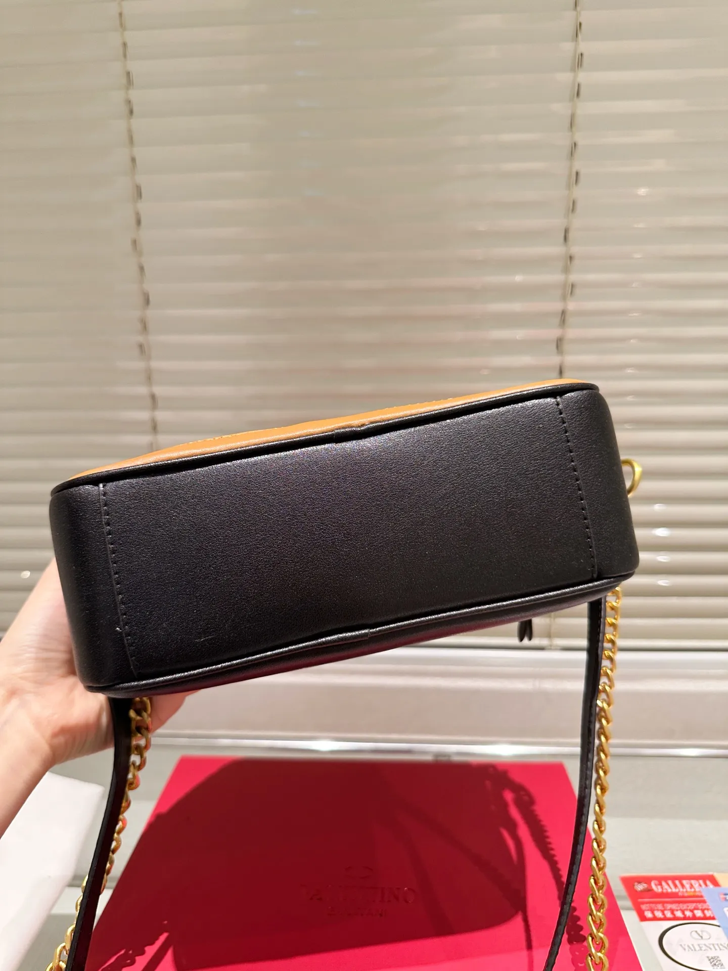 P380 Folding Box ⚠️Size 24.16 Valentino crossbody bag. The sense of luxury is overflowing. This look is very versatile. No matter how you carry it, there is no pressure. Which girl can refuse such a beautiful bag?
