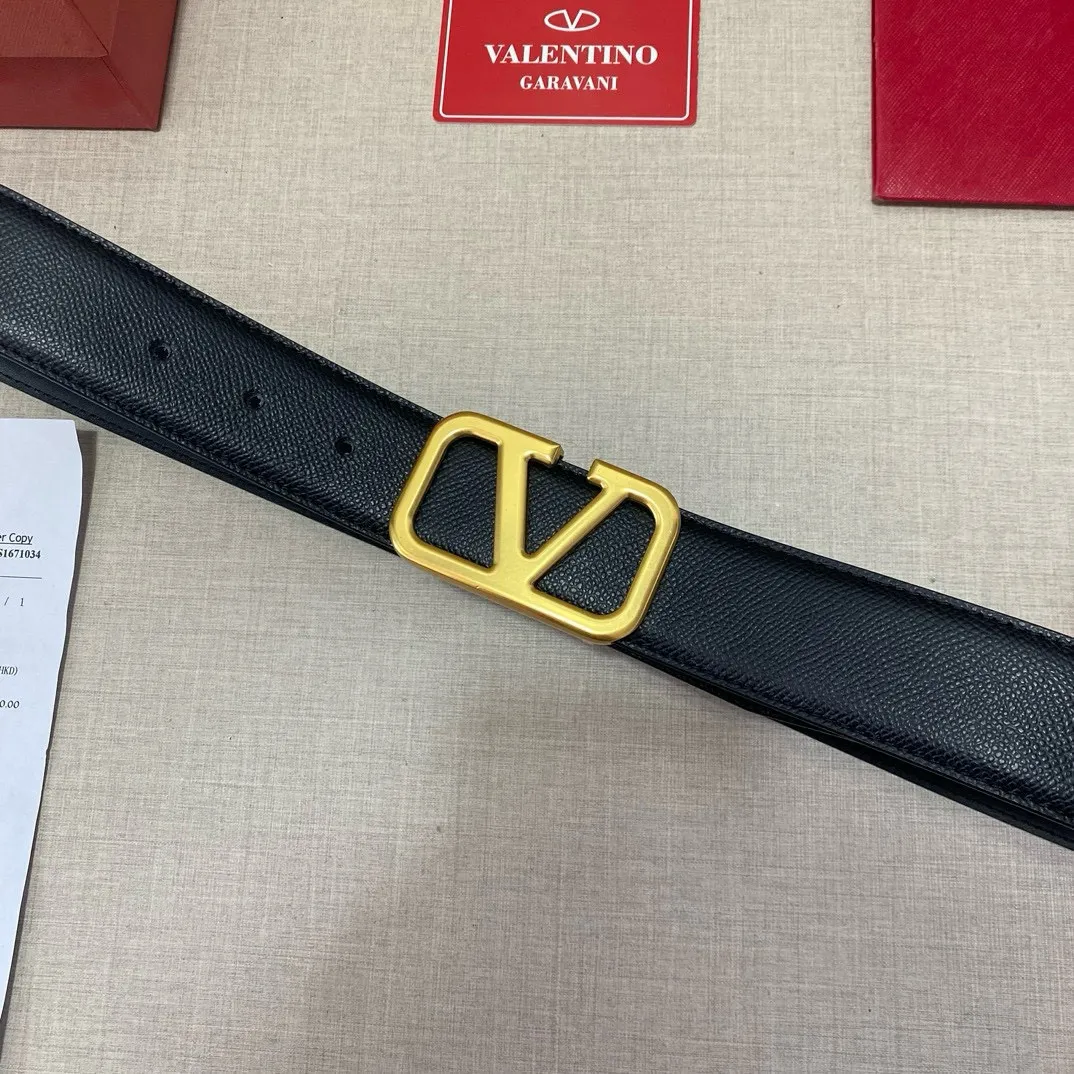 ✈️🇮🇹Brand: Valentino Valevtlo P150 ✈️🇮🇹Grade: 🚢Original private goods. First-layer cowhide black bottom, sold at counters🈶️, comparable to the original product! Exquisite oil edges, computer stitching, soft hand feel. No modifications in real photos. The upper body effect is super good, and the length can be cut. Comes with a full set of packaging at the counter. The first choice for gifting. Comes with eye needles. ✈️🇮🇹Button head: Guangzhou original buckle hardware ✈️🇮🇹Length: 100-125cm 3.8cm specifications ✈️🇮🇹Color: black