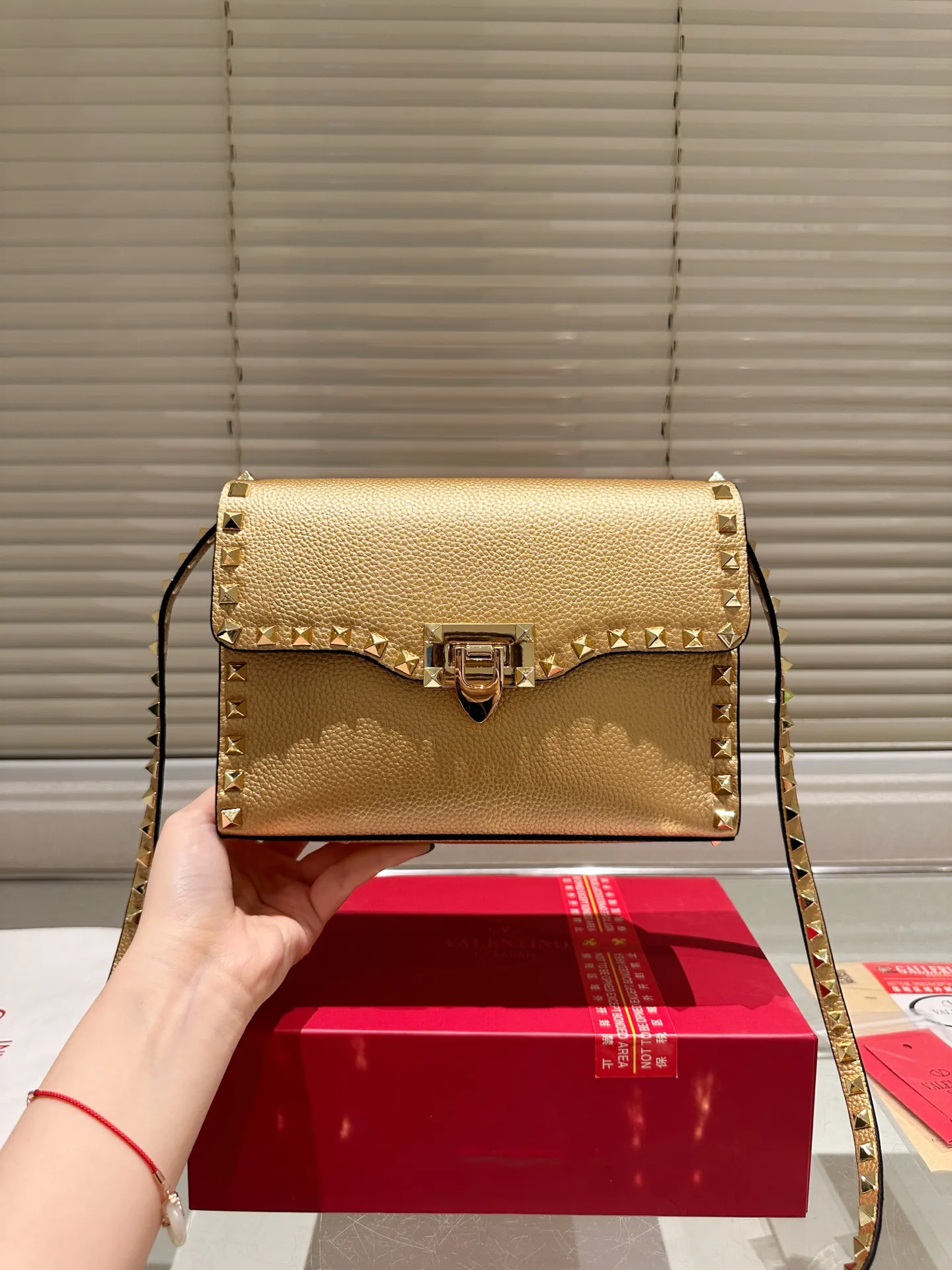 P420 Folding Box ⚠️Size 23.16 Valentino crossbody bag. The sense of luxury is overflowing. This look is very versatile. No matter how you carry it, there is no pressure. Which girl can refuse such a beautiful bag?