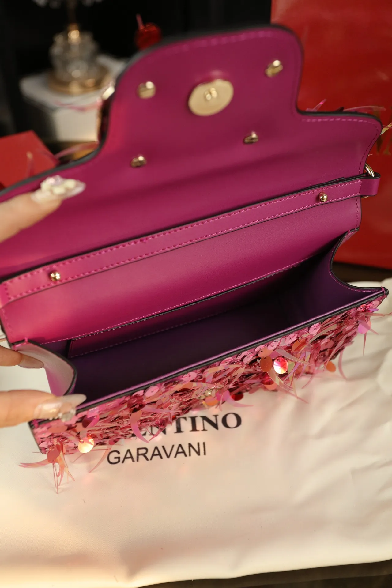 P840 with box‼ ️ Valentino Valentino GARAVANI sequins, chain bags, hand-held shoulder bags, Valentino new products, who can refuse blingbling bags, various flowery dresses in spring and summer~all are no problem~ The brightest star in the dinner, the upper body effect is amazing, high-end and not stereotyped, beautiful, mysterious and sexy. You must choose sparkling when attending banquets and evening parties. Size: 22×14