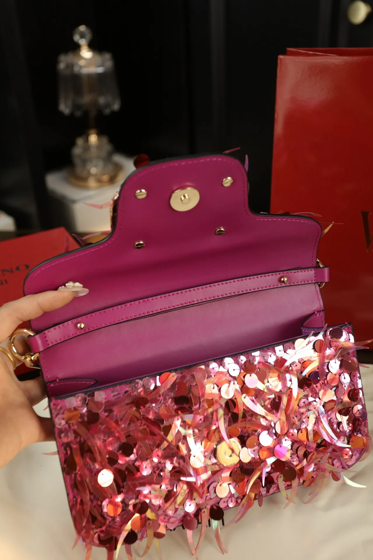 P840 with box‼ ️ Valentino Valentino GARAVANI sequins, chain bags, hand-held shoulder bags, Valentino new products, who can refuse blingbling bags, various flowery dresses in spring and summer~all are no problem~ The brightest star in the dinner, the upper body effect is amazing, high-end and not stereotyped, beautiful, mysterious and sexy. You must choose sparkling when attending banquets and evening parties. Size: 22×14