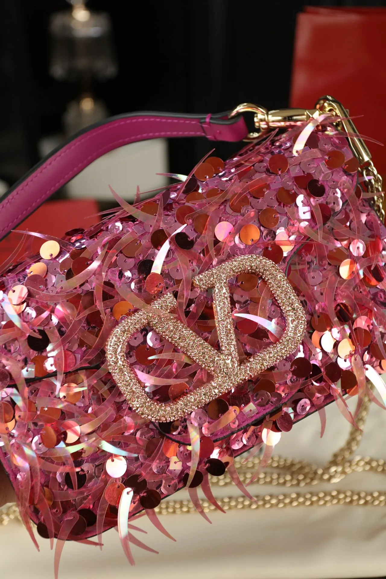 P840 with box‼ ️ Valentino Valentino GARAVANI sequins, chain bags, hand-held shoulder bags, Valentino new products, who can refuse blingbling bags, various flowery dresses in spring and summer~all are no problem~ The brightest star in the dinner, the upper body effect is amazing, high-end and not stereotyped, beautiful, mysterious and sexy. You must choose sparkling when attending banquets and evening parties. Size: 22×14