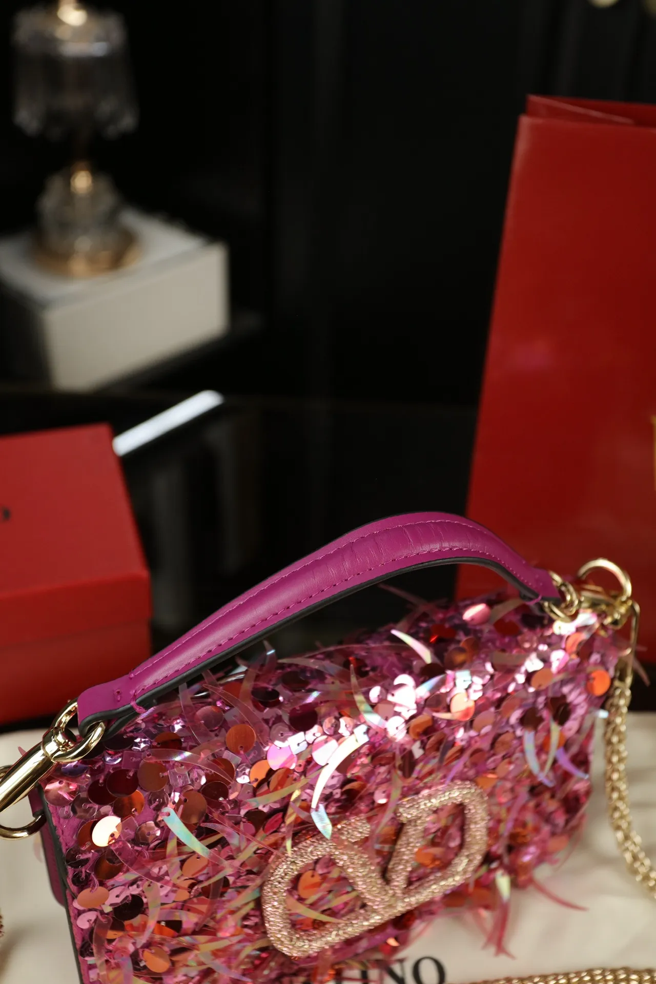P840 with box‼ ️ Valentino Valentino GARAVANI sequins, chain bags, hand-held shoulder bags, Valentino new products, who can refuse blingbling bags, various flowery dresses in spring and summer~all are no problem~ The brightest star in the dinner, the upper body effect is amazing, high-end and not stereotyped, beautiful, mysterious and sexy. You must choose sparkling when attending banquets and evening parties. Size: 22×14