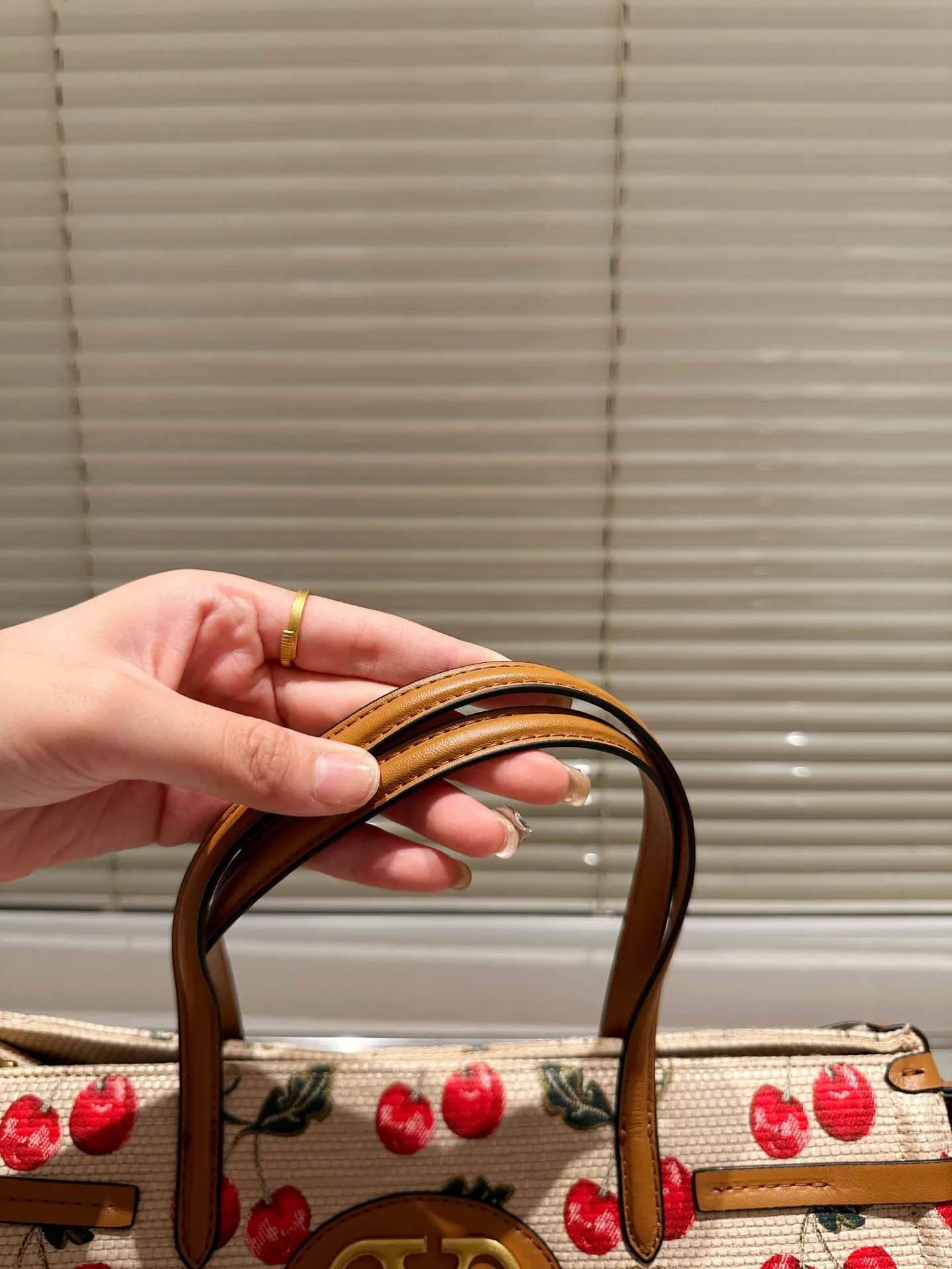 P430 Size 35.26 Valentino handbag can be worn across the body. It has a retro feel. It is high-end yet elegant. It has a great sense of atmosphere. It can be worn for commuting, leisure and dating.
