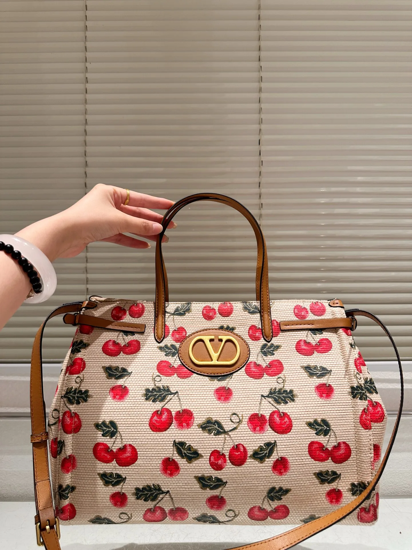 P430 Size 35.26 Valentino handbag can be worn across the body. It has a retro feel. It is high-end yet elegant. It has a great sense of atmosphere. It can be worn for commuting, leisure and dating.