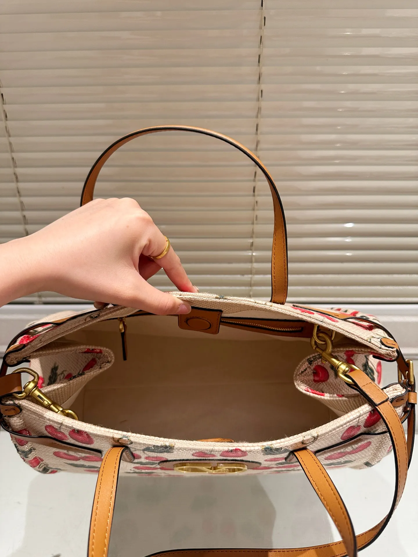 P430 Size 35.26 Valentino handbag can be worn across the body. It has a retro feel. It is high-end yet elegant. It has a great sense of atmosphere. It can be worn for commuting, leisure and dating.