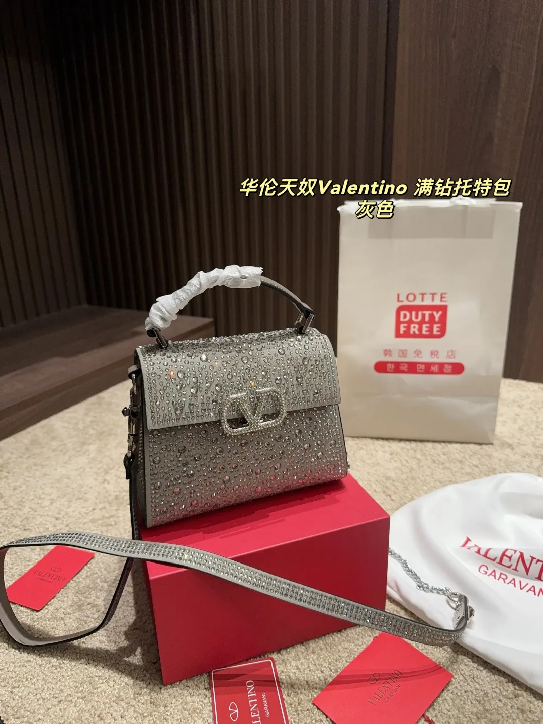 p390 with folding box ⚠️Size 18.15 Valentino Diamond Tote Bag A handbag, if you connect the shoulder strap, it can be used as a shoulder bag or crossbody bag. The V mark on the front of the bag is the unique Valentino logo. It feels high-end and fashionable. good