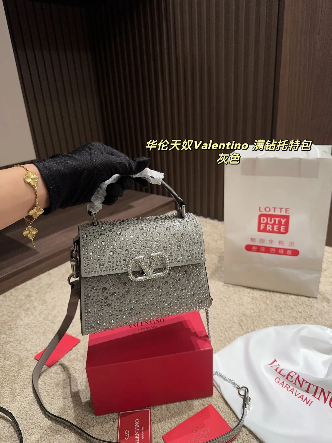 p390 with folding box ⚠️Size 18.15 Valentino Diamond Tote Bag A handbag, if you connect the shoulder strap, it can be used as a shoulder bag or crossbody bag. The V mark on the front of the bag is the unique Valentino logo. It feels high-end and fashionable. good