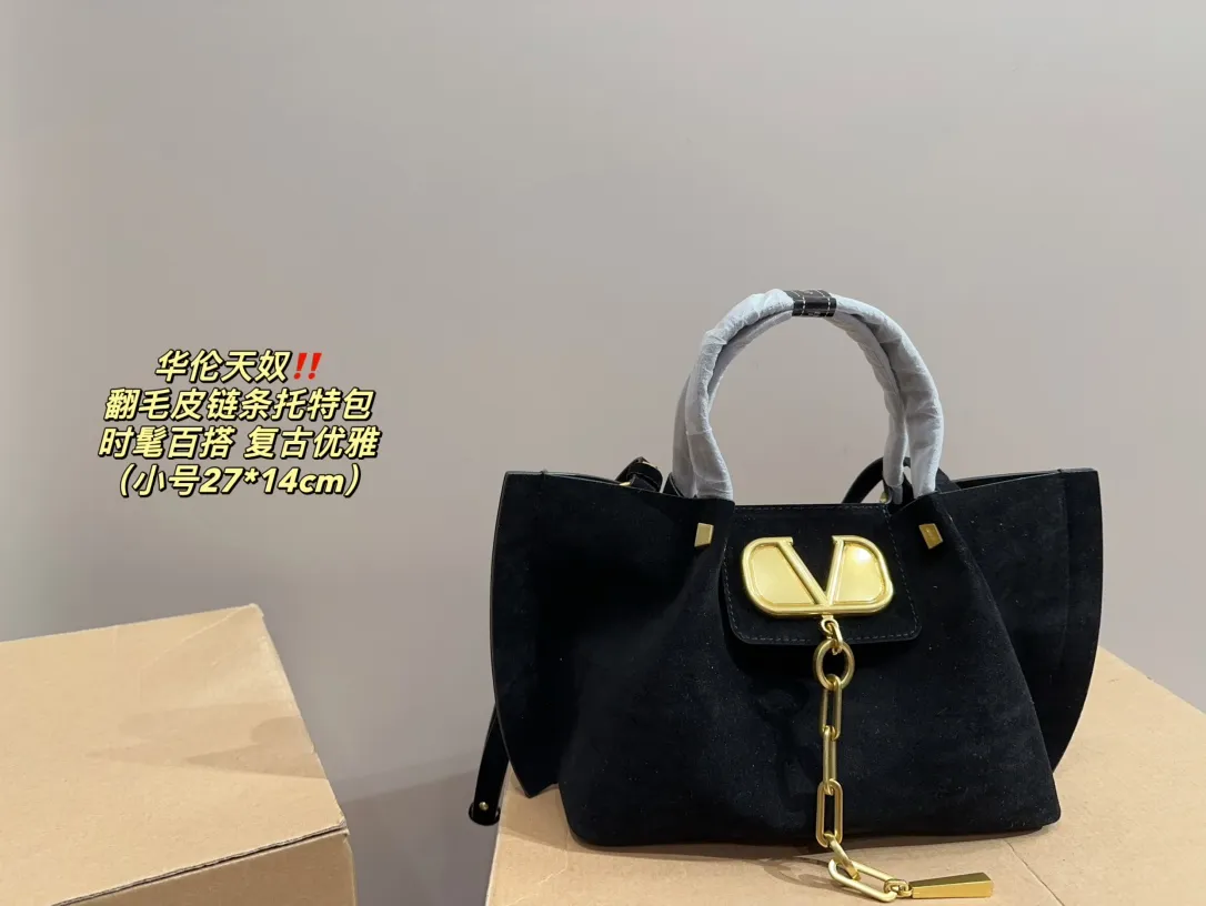 Large size P410⚠️Size 36.23 Small size P380⚠️Size 27.14 Valentino suede chain tote bag, fashionable and easy to match. It doesn’t look old-fashioned and goes well with Dandan’s beauty and temperament. The bonus is so high~ I love this calmness and elegance.