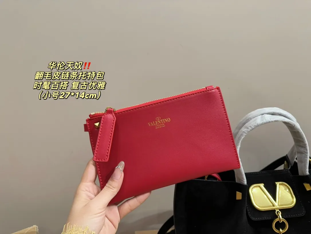 Large size P410⚠️Size 36.23 Small size P380⚠️Size 27.14 Valentino suede chain tote bag, fashionable and easy to match. It doesn’t look old-fashioned and goes well with Dandan’s beauty and temperament. The bonus is so high~ I love this calmness and elegance.