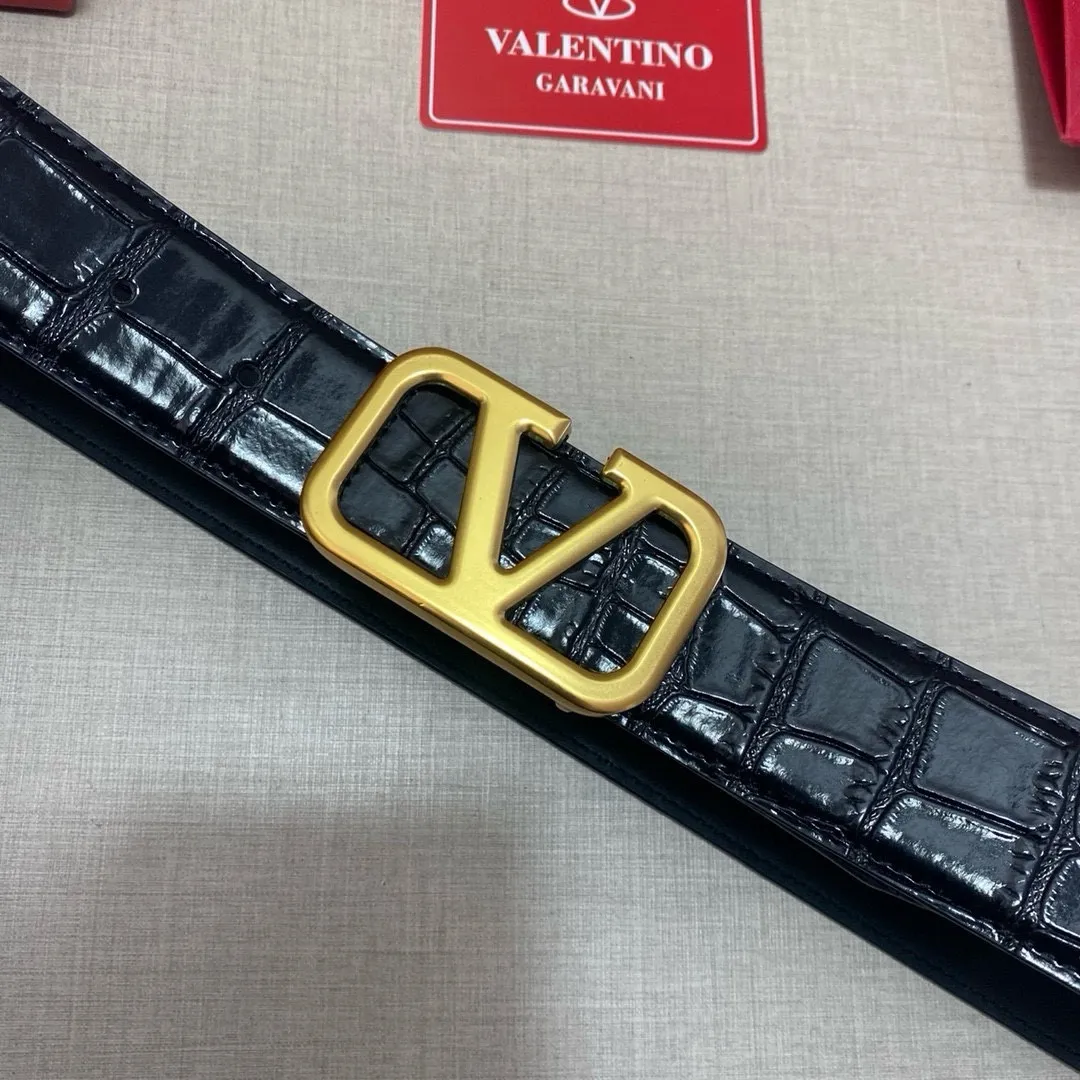 ✈️🇮🇹Brand: Valentino Valevtlo P160 ✈️🇮🇹Grade: 🚢Original private goods. Imported first-layer cowhide, sold at counters🈶️, comparable to the genuine product! Exquisite oil edges, computer stitching, soft hand feel. No modifications in real photos. The upper body effect is super good, and the length can be cut. Comes with a full set of packaging at the counter. The first choice for gifting. Comes with eye needles. ✈️🇮🇹Button head: Guangzhou original buckle hardware ✈️🇮🇹Length: 100-125cm 3.8cm specifications ✈️🇮🇹Color: black