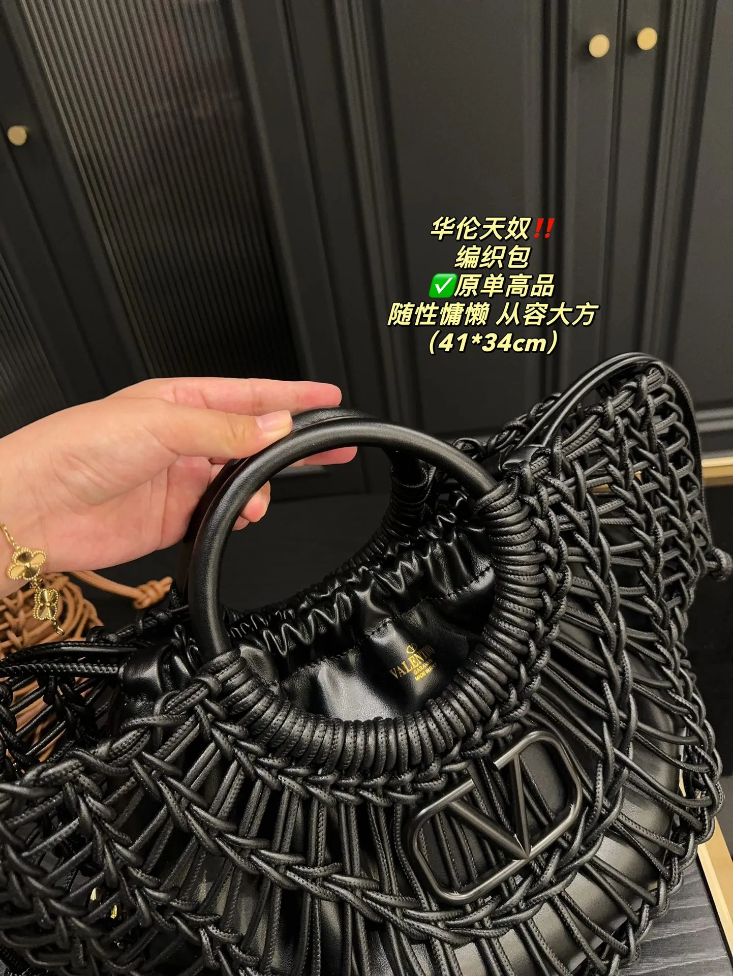 ✅Pure leather P540⚠️Size 41.34 Valentino woven bag has a strong holiday style, but it is also suitable for daily life. I think you must have a bag like this. After all, no one wants to refuse the waves and the beach.