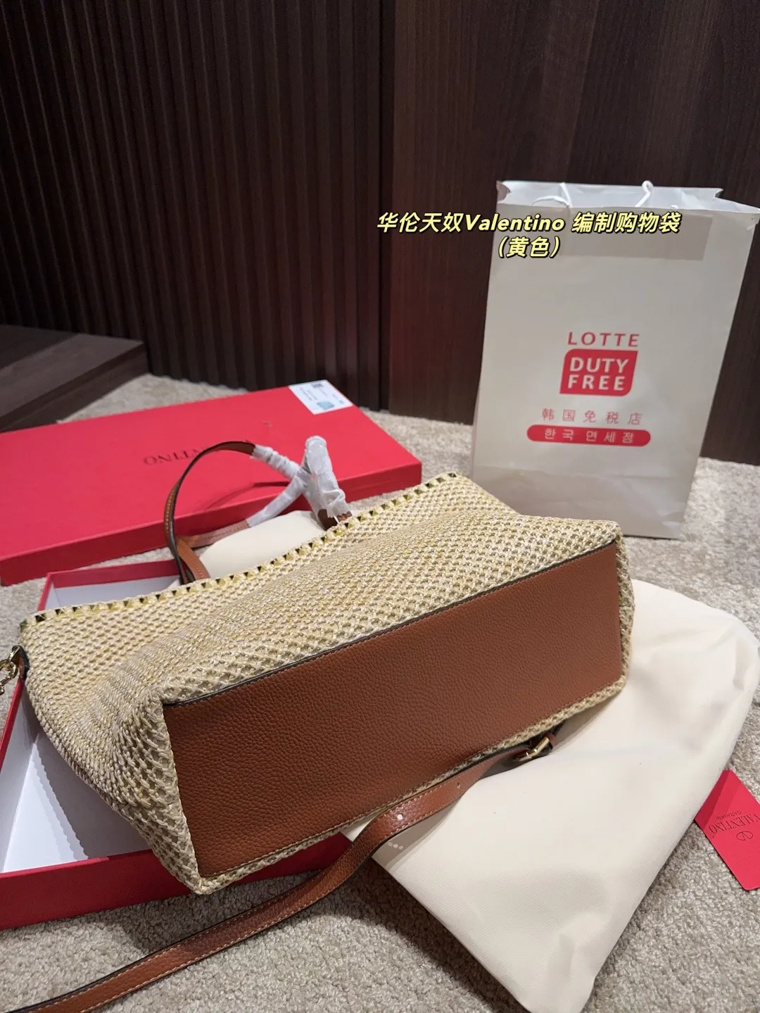 p340 comes with box ⚠️Size 45.28 Valentino woven shopping bag. Playful and super personality, whoever carries it will look better. Can’t hide the foreign style. Exquisite routing. Color matching is very distinctive. It is versatile and can be matched with daily life. Casual and playful, but with a little bit of a celebrity style. It will definitely become a super hot item in the new year, spring and summer ♥️