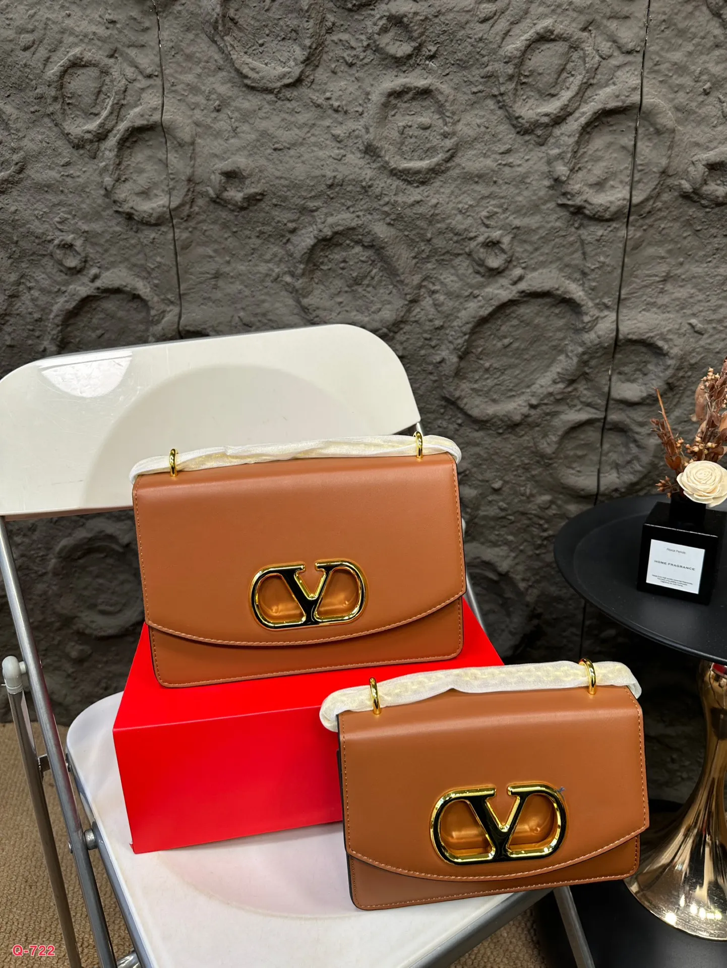 💰290💰300 Comes with folding box. Size 20.13/24.16cm. Valentino shoulder bag, camera bag. It’s fashionable and easy to match. It doesn’t look old-fashioned and is easy to match. And Dan’s beauty and temperament bonus is so high~ I love this calmness and elegance.
