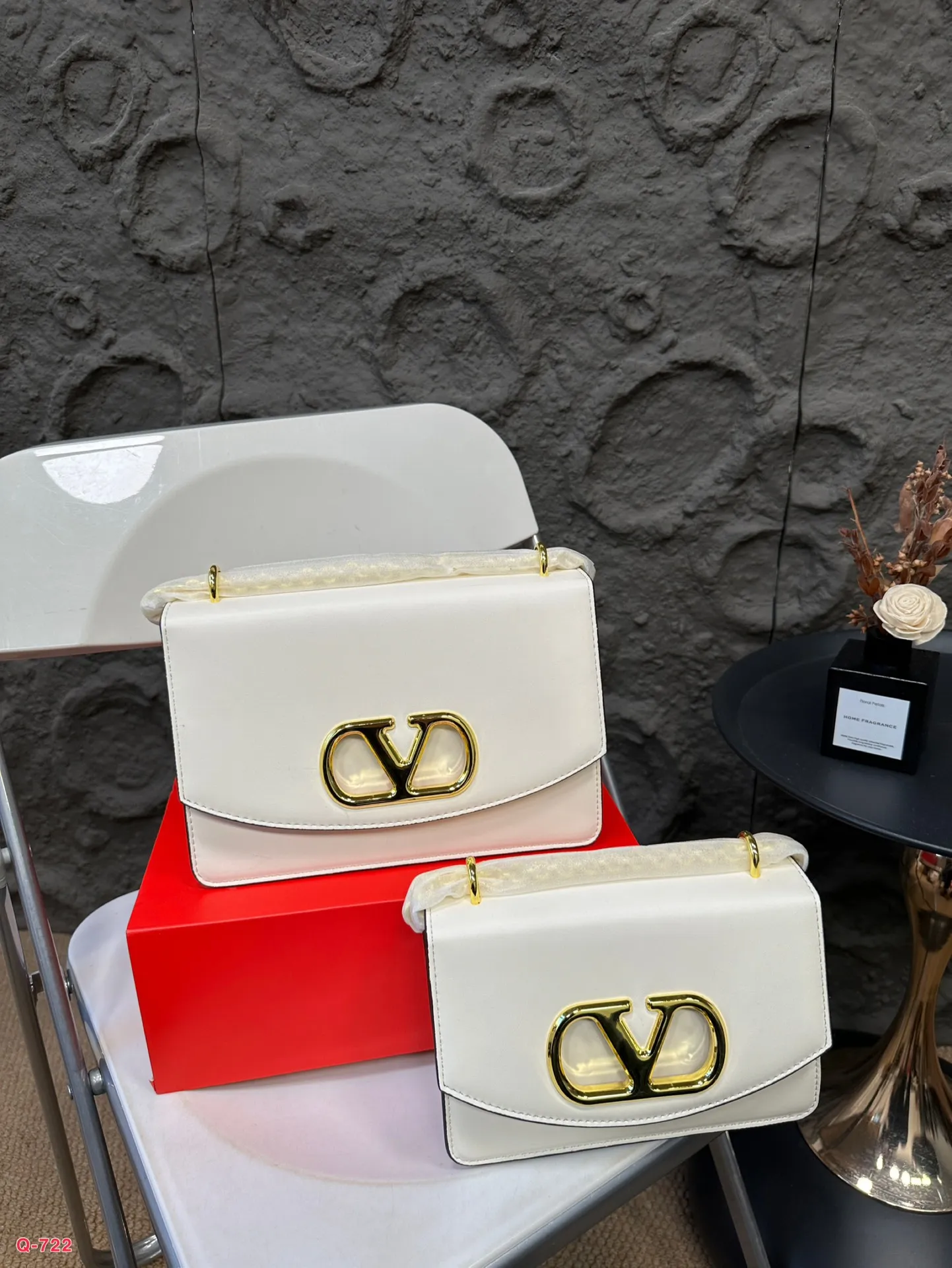 💰290💰300 Comes with folding box. Size 20.13/24.16cm. Valentino shoulder bag, camera bag. It’s fashionable and easy to match. It doesn’t look old-fashioned and is easy to match. And Dan’s beauty and temperament bonus is so high~ I love this calmness and elegance.