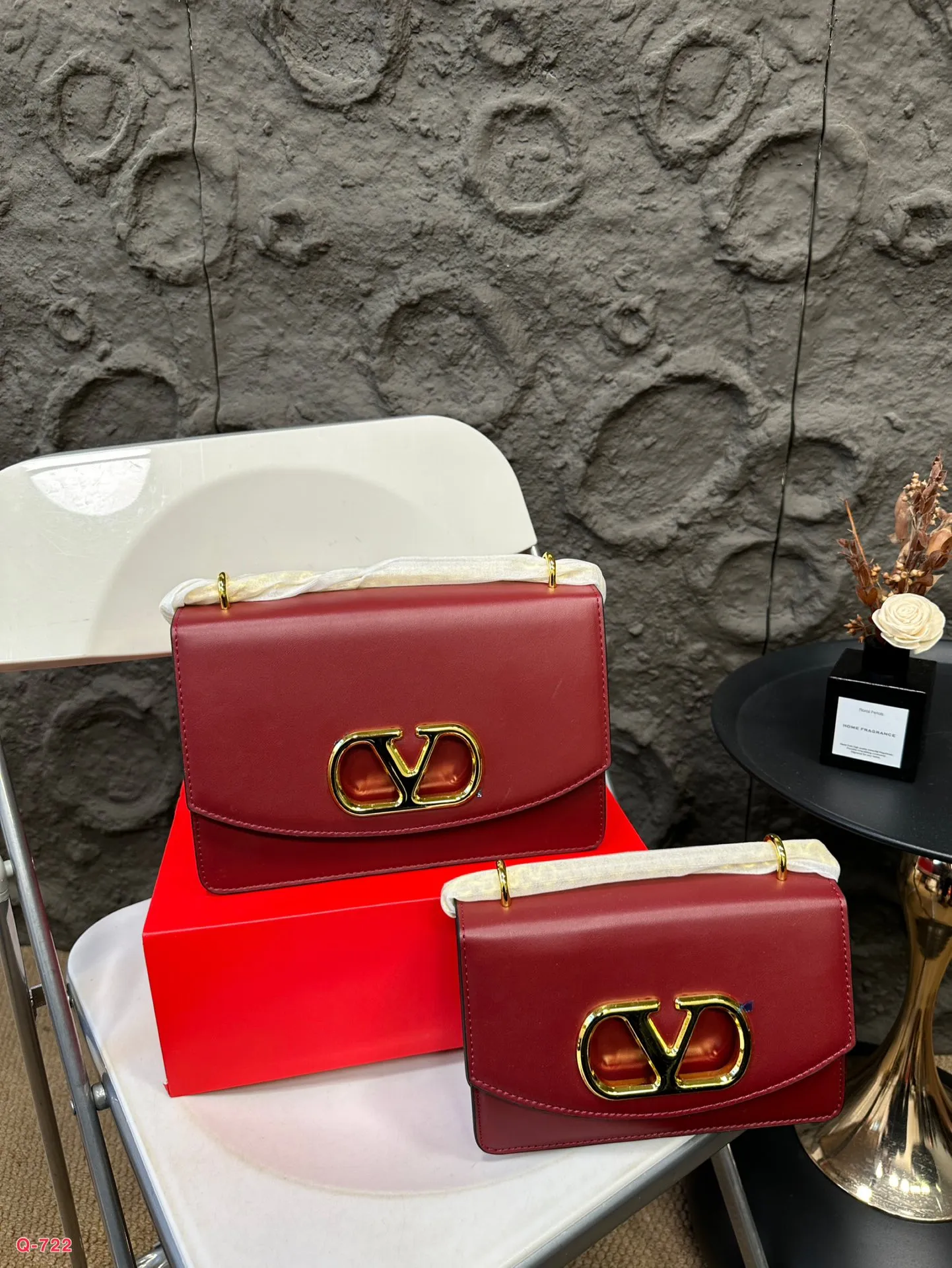 💰290💰300 Comes with folding box. Size 20.13/24.16cm. Valentino shoulder bag, camera bag. It’s fashionable and easy to match. It doesn’t look old-fashioned and is easy to match. And Dan’s beauty and temperament bonus is so high~ I love this calmness and elegance.