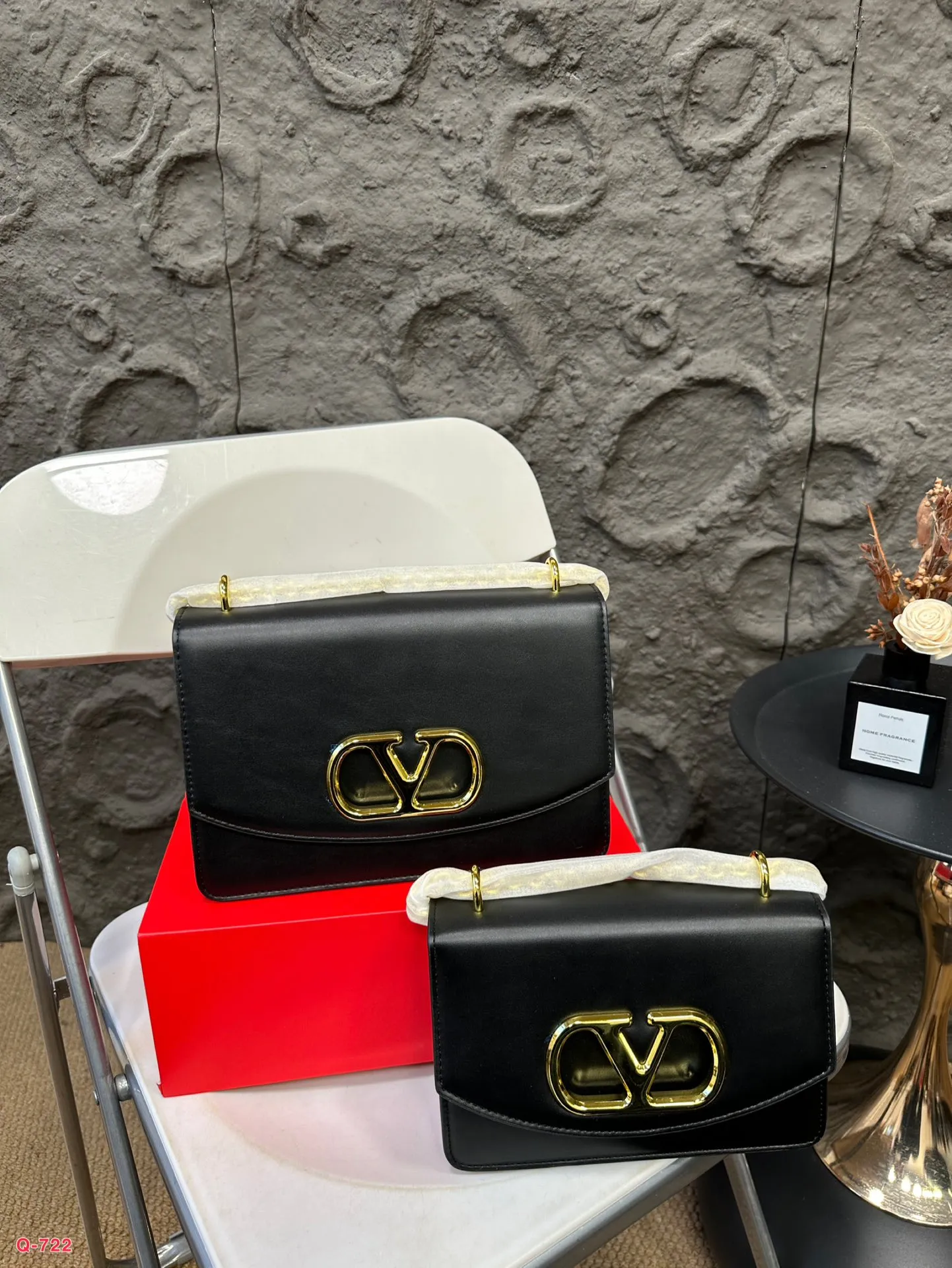 💰290💰300 Comes with folding box. Size 20.13/24.16cm. Valentino shoulder bag, camera bag. It’s fashionable and easy to match. It doesn’t look old-fashioned and is easy to match. And Dan’s beauty and temperament bonus is so high~ I love this calmness and elegance.